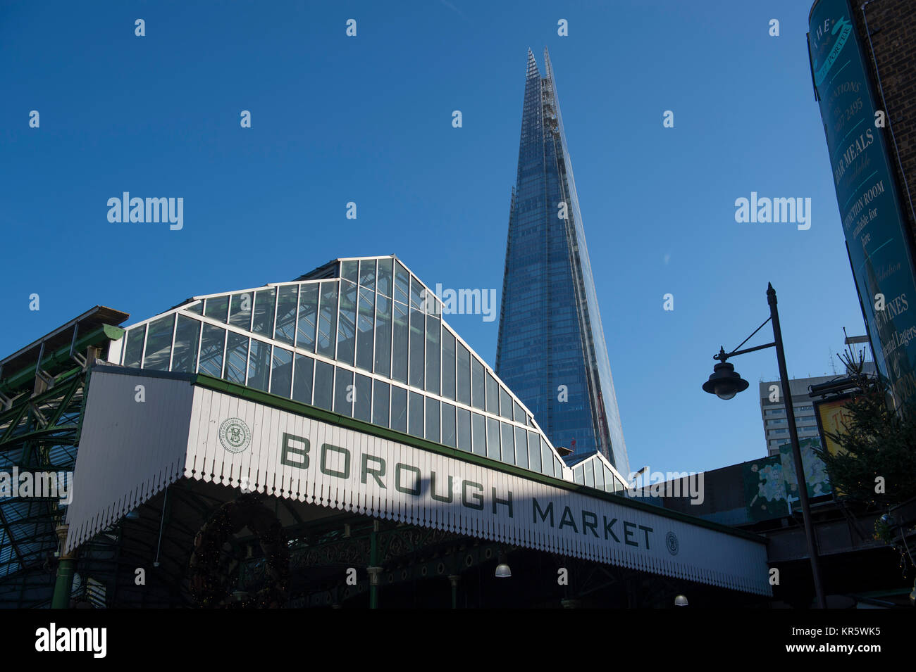 Southwark, Londres, Royaume-Uni. 18 Décembre, 2017. Ciel bleu clair avec le gratte-ciel Shard derrière Borough Market à London Bridge. Credit : Malcolm Park/Alamy Live News. Banque D'Images
