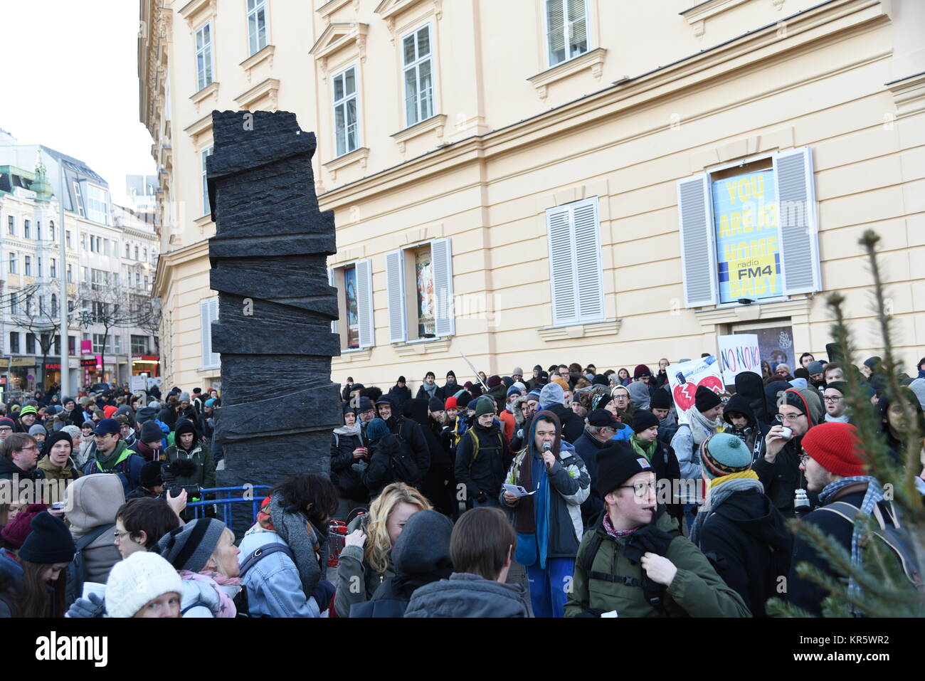 Vienne, Autriche, le 18 décembre 2017. Des milliers de personnes se rassemblent dans le centre de Vienne pour protester contre le nouveau gouvernement de droite Banque D'Images