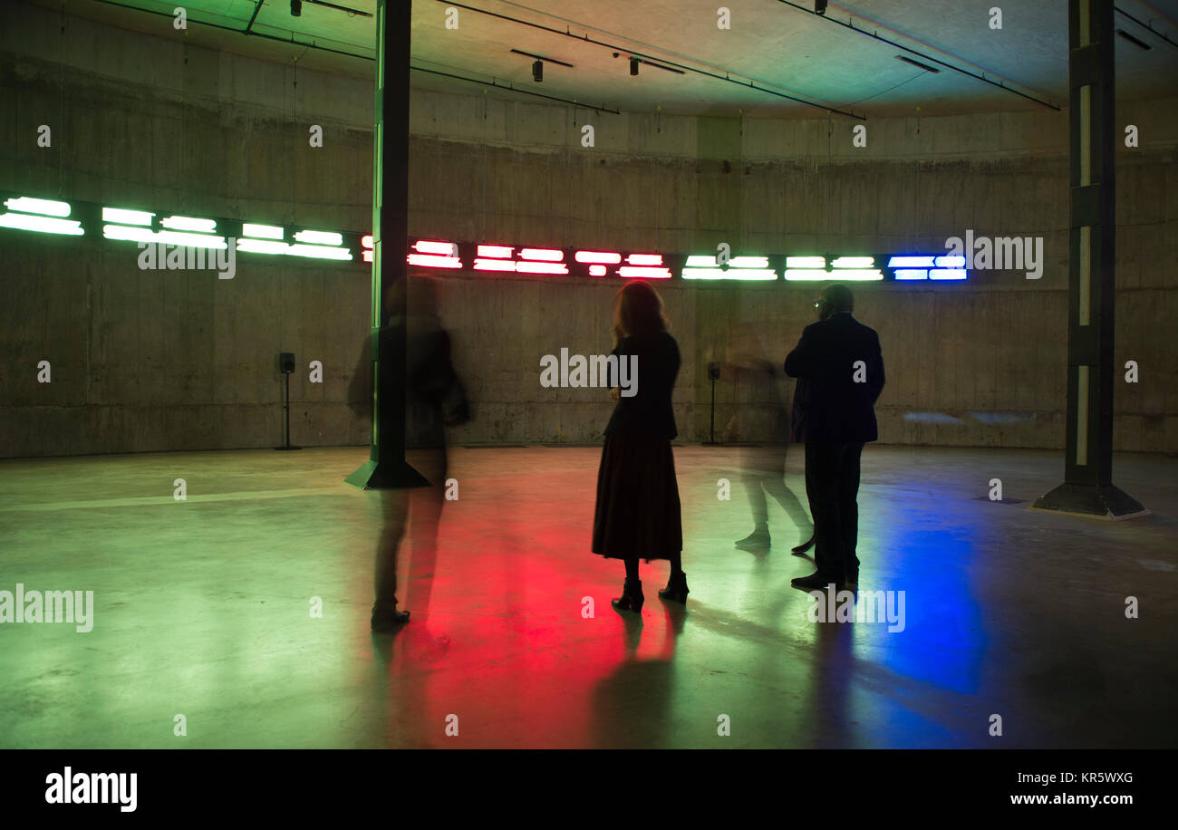 Tate Modern, Londres, Royaume-Uni. 18 décembre 2017. La façon dont vont les choses terrestres, 2017 une expérience multi-canal et l'installation par l'artiste nigérian Emeka Ogboh, est dévoilé. Ce travail est à l'affiche du 18 décembre 2017-4 février 2018 pour la première fois au Royaume-Uni, le remplissage du réservoir est souterrain dans la Blavatnik bâtiment. Le travail présente bourse diffusé en direct de défilement des données le long de la circonférence de la cuve à 25 mètres de rouge, vert et blanc affichage LED. Credit : Malcolm Park editorial/Alamy Live News Banque D'Images