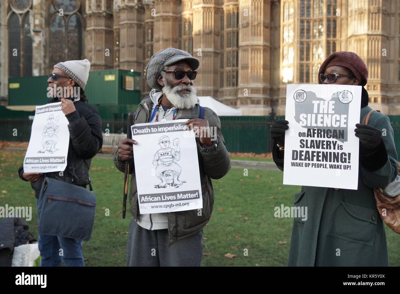 Londres, Royaume-Uni. Dec 18, 2017. Démonstration de l'Afrique vit Question à l'extérieur du Parlement. Alors que les marchés d'esclaves modernes de la Libye sont d'être débattu au Parlement, une démonstration mettant en lumière la crise a lieu. Femi, Olushaka la Nation de l'Islam et d'autres groupes présents. Le député conservateur pour Sutton et Cheam, Paul Scully, a exprimé son soutien. Crédit : Peter Hogan/Alamy Live News Banque D'Images