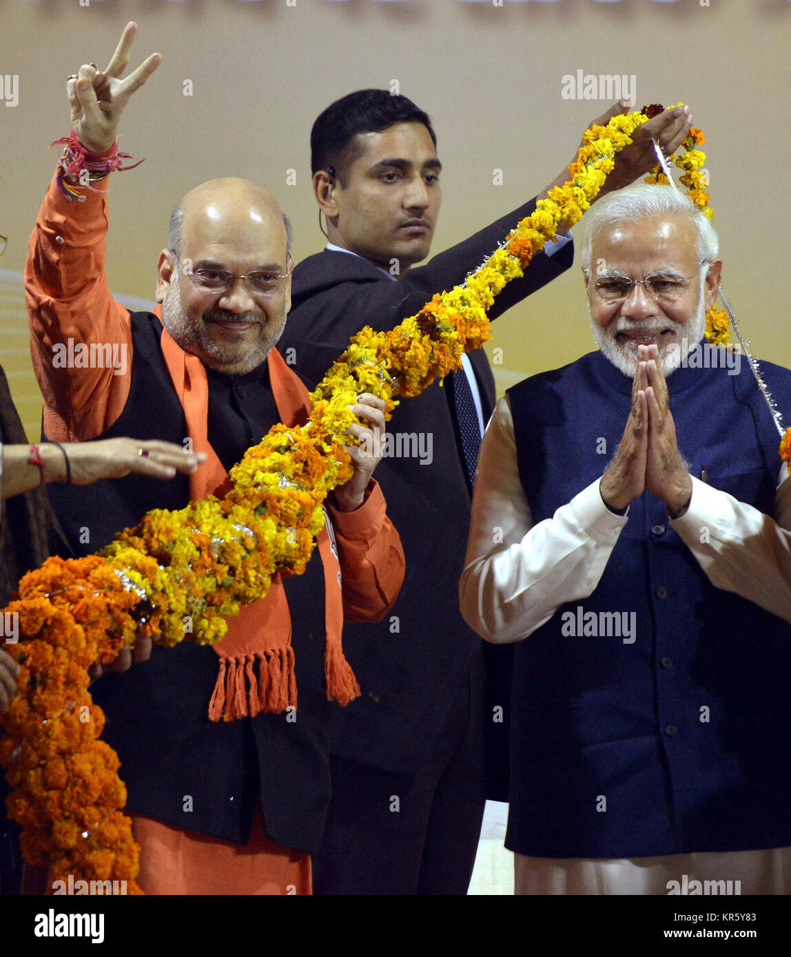 New Delhi, Inde. Dec 18, 2017. Le Premier Ministre indien Narendra Modi (R) et la décision de l'Inde Bharatiya Janata (BJP) chef d'Amit Shah geste pendant leur célébration à la BJP siège à New Delhi, Inde, 18 décembre 2017. L'Inde a remporté lundi BJP l'élection de l'assemblée dans l'ouest de l'état du Gujarat et de l'Himachal Pradesh dans le nord. Credit : Partha Sarkar/Xinhua/Alamy Live News Banque D'Images