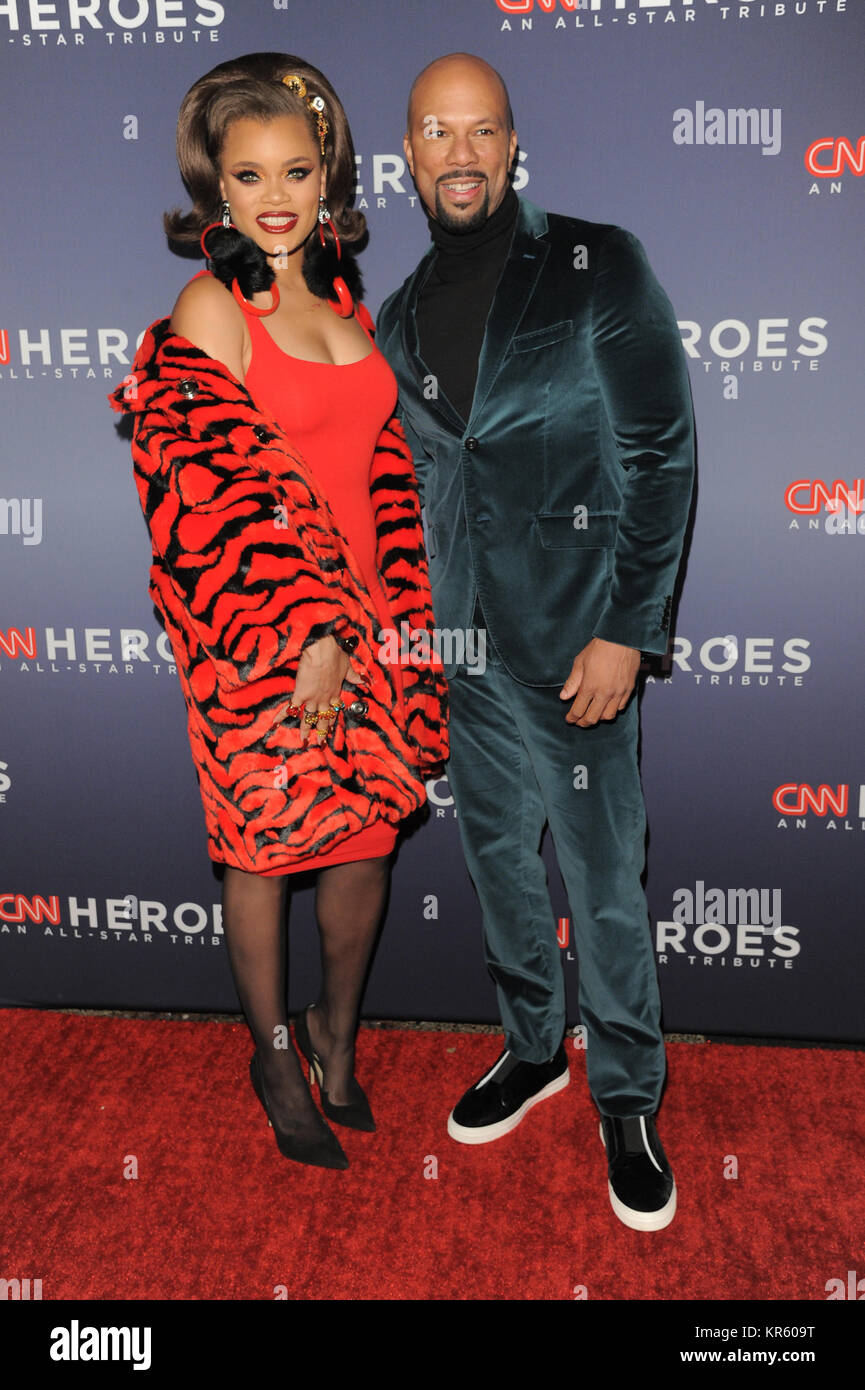 New York, USA. 25Th Dec 2017. L'Andra jour(L) et 11e commune assister à CNN Heroes : An All-Star Tribute à l'American Museum of Natural History le 17 décembre 2017 dans la ville de New York. Credit : Ron Adar/Alamy Live News Banque D'Images