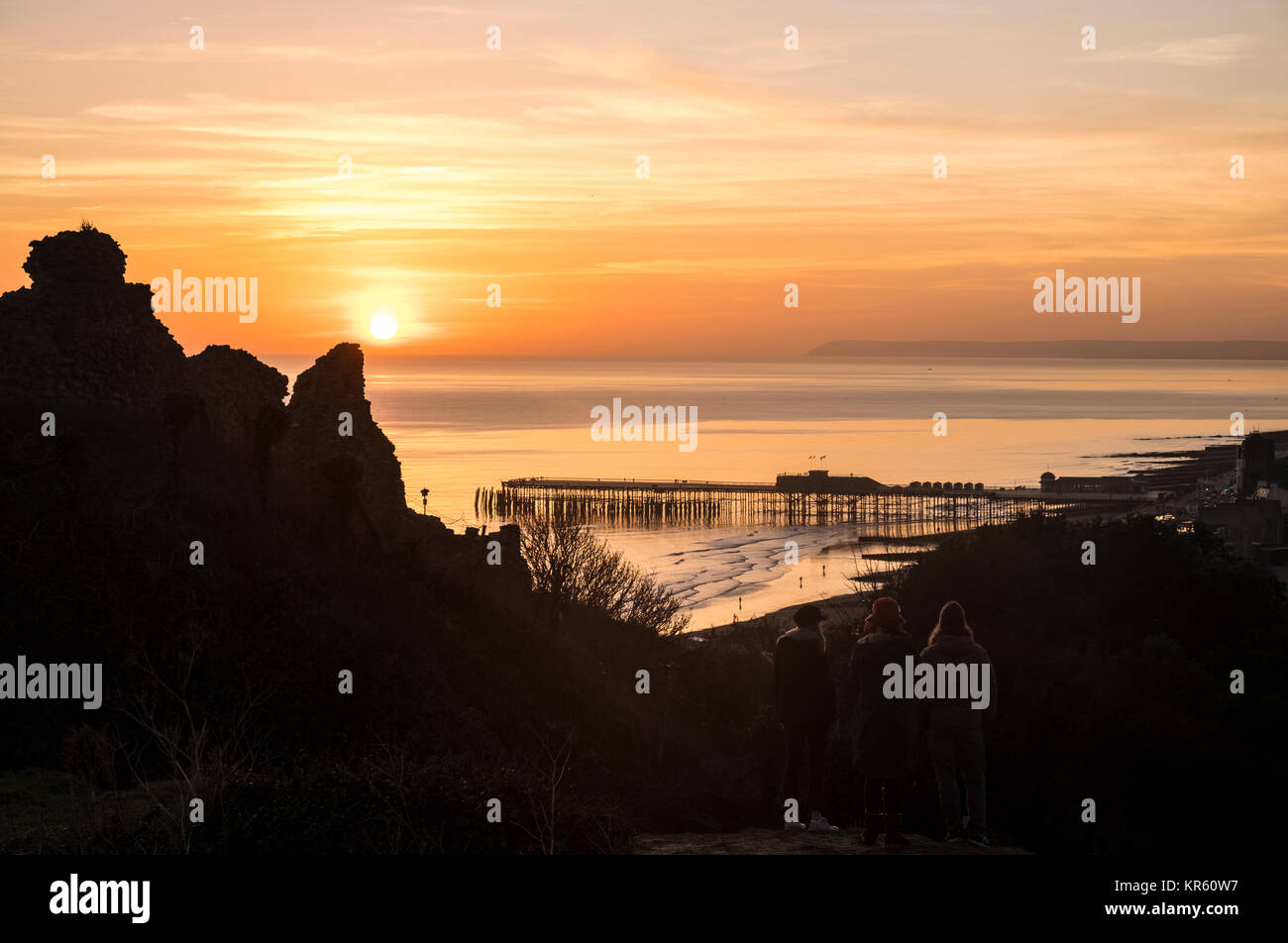 Hastings, East Sussex, UK. Dec 18, 2017. Le soleil se couche derrière le château et Hastings new pier Crédit : Carolyn Clarke/Alamy Live News Banque D'Images