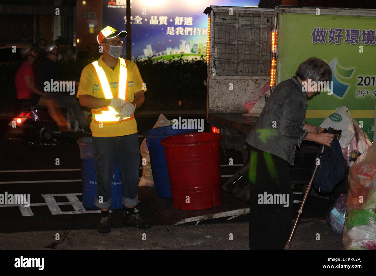 Taipei, Taiwain. Le 08 mai, 2017. Une femme taïwanaise portant son  corbeille pour un camion poubelle au cours de la soirée à Taipei, Taiwain,  08 mai 2017. Ils apportent leurs déchets à