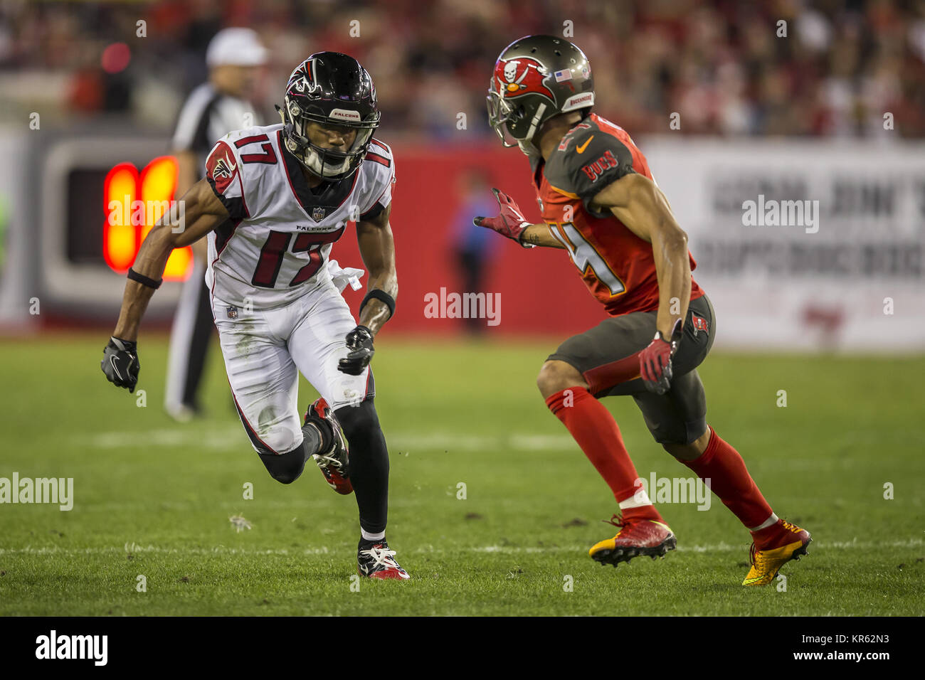 Tampa, Floride, USA. pendant le match contre les Falcons d'Atlanta le lundi 18 décembre 2017 au Raymond James Stadium de Tampa, Floride. Dec 18, 2017. Credit : Travis Pendergrass/ZUMA/Alamy Fil Live News Banque D'Images