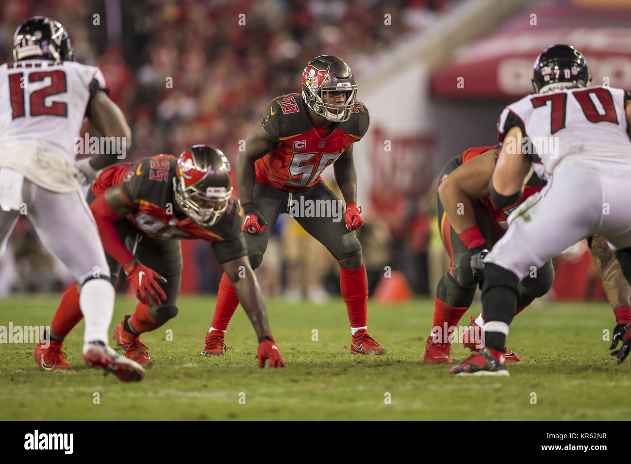 Tampa, Floride, USA. 18 décembre 2017 - Tampa Bay Buccaneers milieu linebacker Kwon Alexander (58) pendant le match contre les Falcons d'Atlanta le lundi 18 décembre 2017 au Raymond James Stadium de Tampa, Floride. Credit : Travis Pendergrass/ZUMA/Alamy Fil Live News Banque D'Images