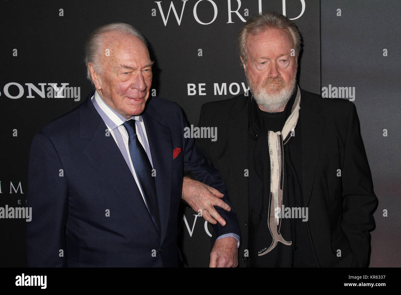 Los Angeles, Californie, USA. Dec 18, 2017. Christopher Plummer, Ridley Scott 12/18/2017 La première mondiale de "tout l'argent dans le monde" organisée à l'Académie's Samuel Goldwyn Theatre de Los Angeles, CA Photo par Izumi Hasegawa / HollywoodNewsWire.co Crédit : Hollywood News Wire Inc./Alamy Live News Banque D'Images