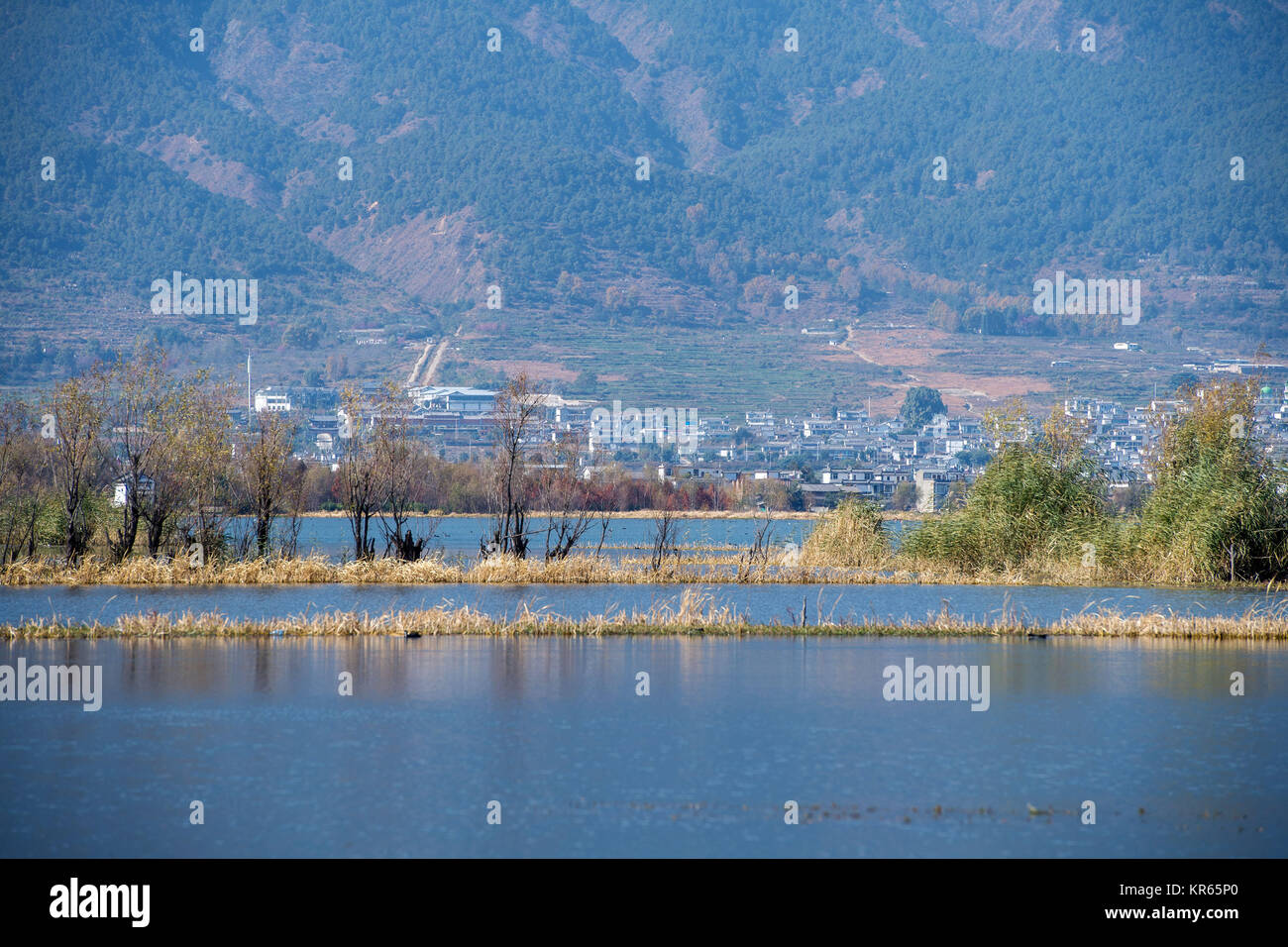 Dali. Dec 18, 2017. Photos prises le 18 décembre 2017 montre le paysage au Lac Erhai dans la préfecture autonome Bai de Dali, dans le sud-ouest de la province chinoise du Yunnan. Credit : Hu Chao/Xinhua/Alamy Live News Banque D'Images