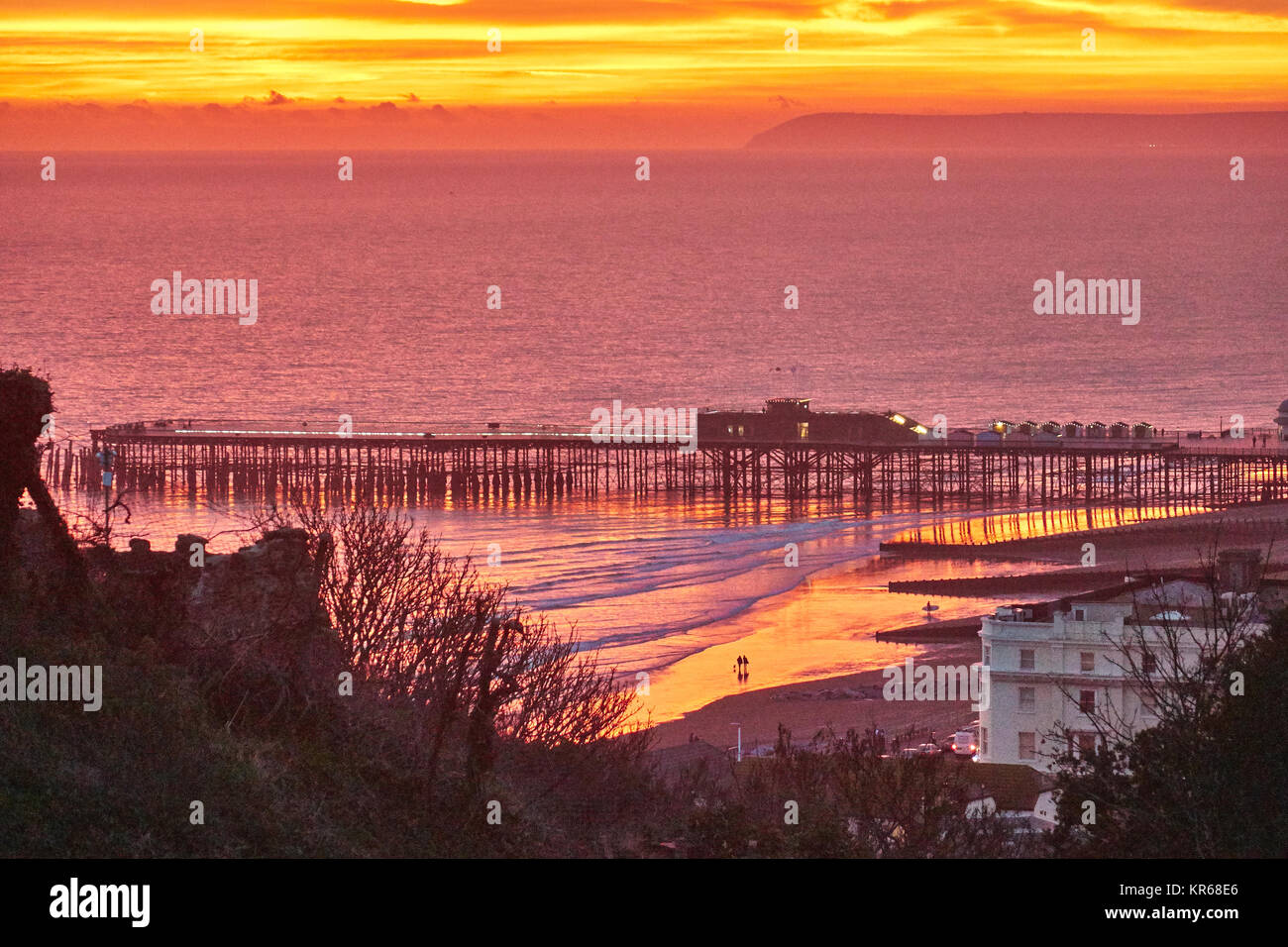 Hastings, East Sussex, UK. 19 Dec 2017. Hiver spectaculaire coucher de soleil sur Hastings nouvelle jetée, après une journée ensoleillée Banque D'Images