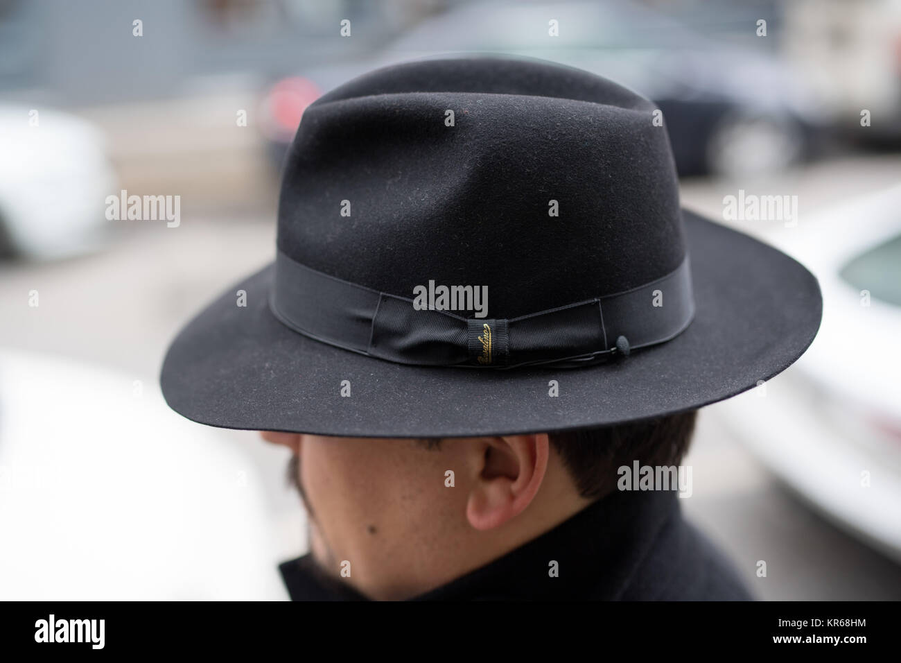 Hambourg, Allemagne. Déc 19, 2017. Un homme portant un chapeau par le  Chapeau Borsalino fabricant italien en face de l'hat boutique Falkenhagen à  Hambourg, Allemagne, 19 décembre 2017. Crédit : Daniel Reinhardt/dpa/Alamy