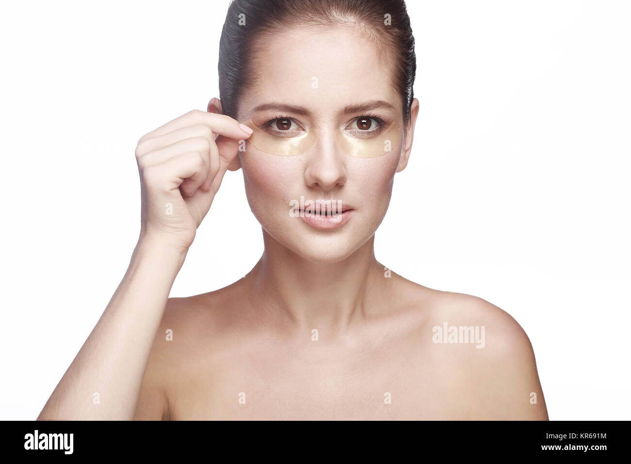 Yeux Peau masque. Femme avec des patchs sous les yeux sur le visage Banque D'Images