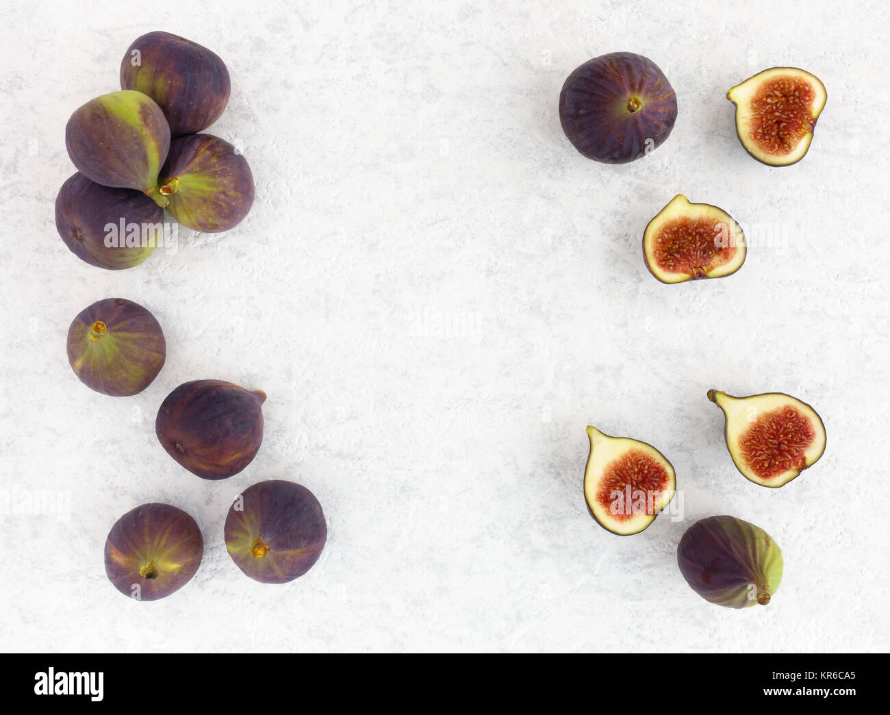 Arrangement d'ensemble et des moitiés de figues sur un fond de marbre blanc avec l'exemplaire de l'espace. Vue d'en haut. Banque D'Images