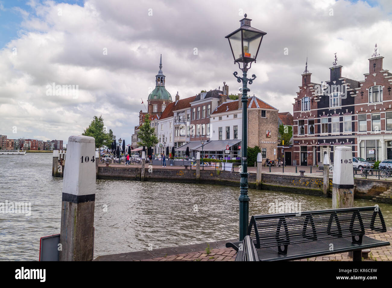Vue sur le canal vers la rivière à Dordrecht, Hollande méridionale, Pays-Bas Banque D'Images