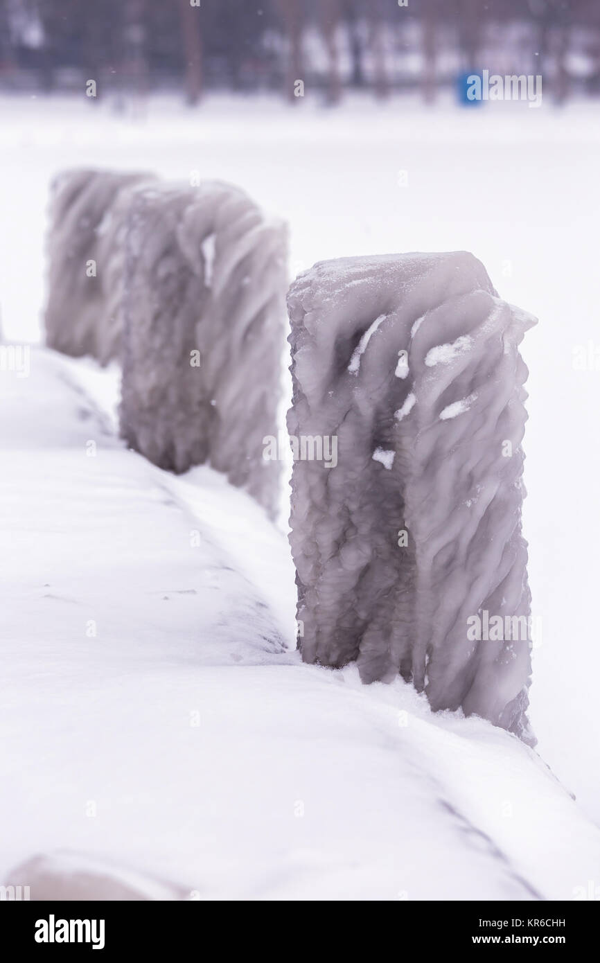 Froide journée d'hiver avec beaucoup de glace sur le port sur le lac Balaton en Hongrie Banque D'Images