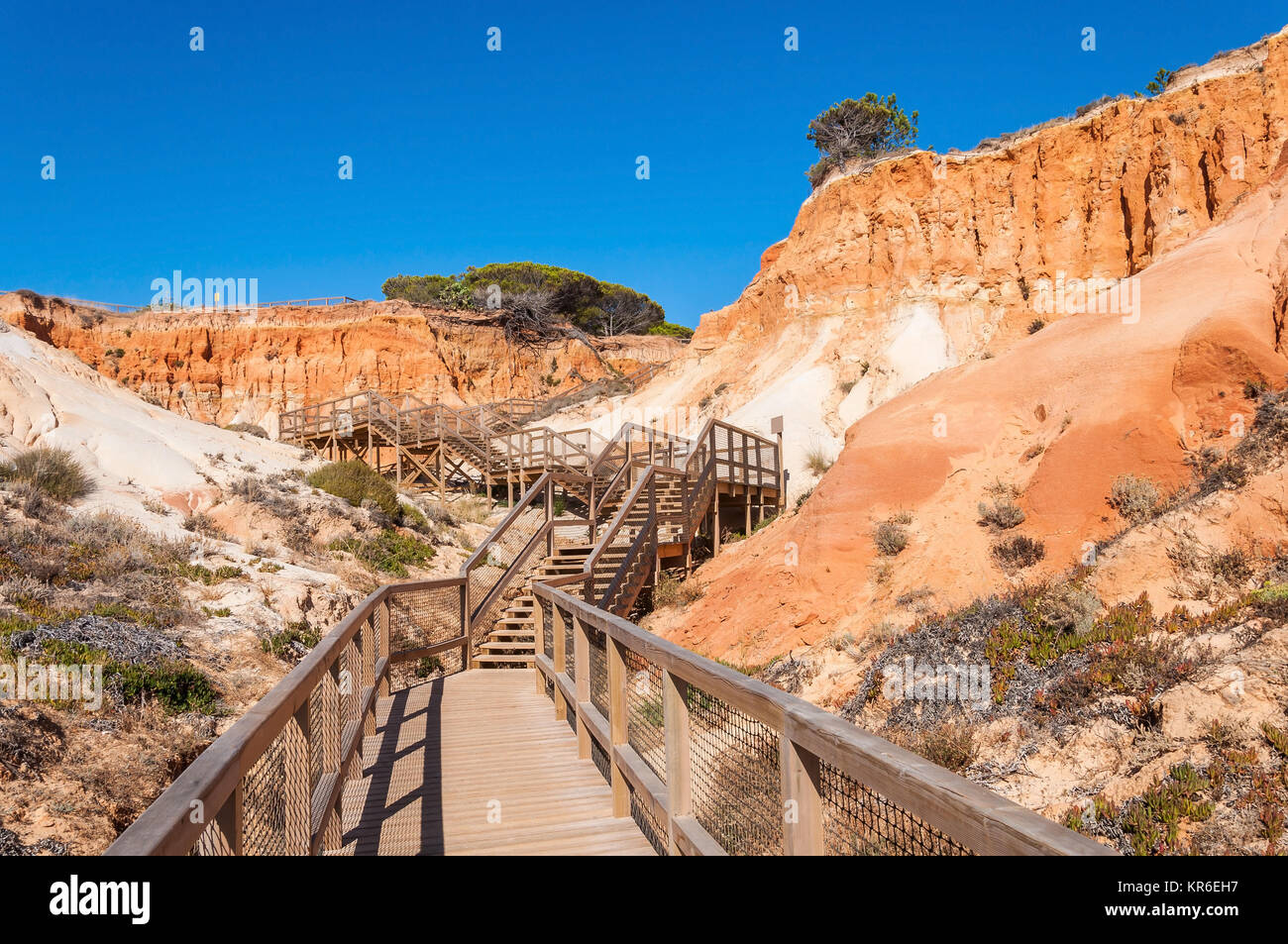 Wooden path pour la plage de Falesia au Portugal Banque D'Images