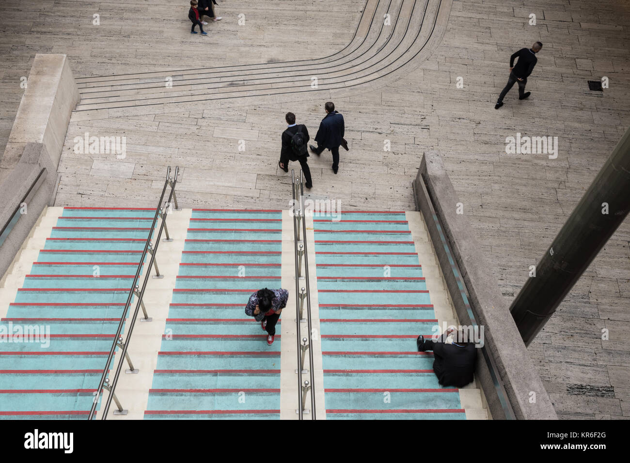 Les gens marchent autour de la galerie commercial Maine Montparnasse, Paris, 2017 Banque D'Images