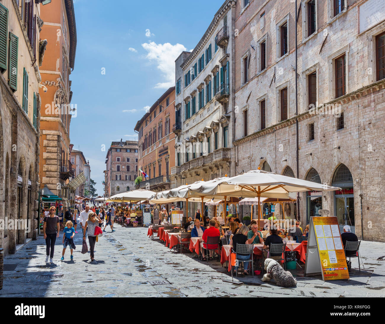 Des terrasses de cafés et restaurants sur le Corso Pietro Vannucci dans le vieux centre ville, Pérouse, Ombrie, Italie Banque D'Images