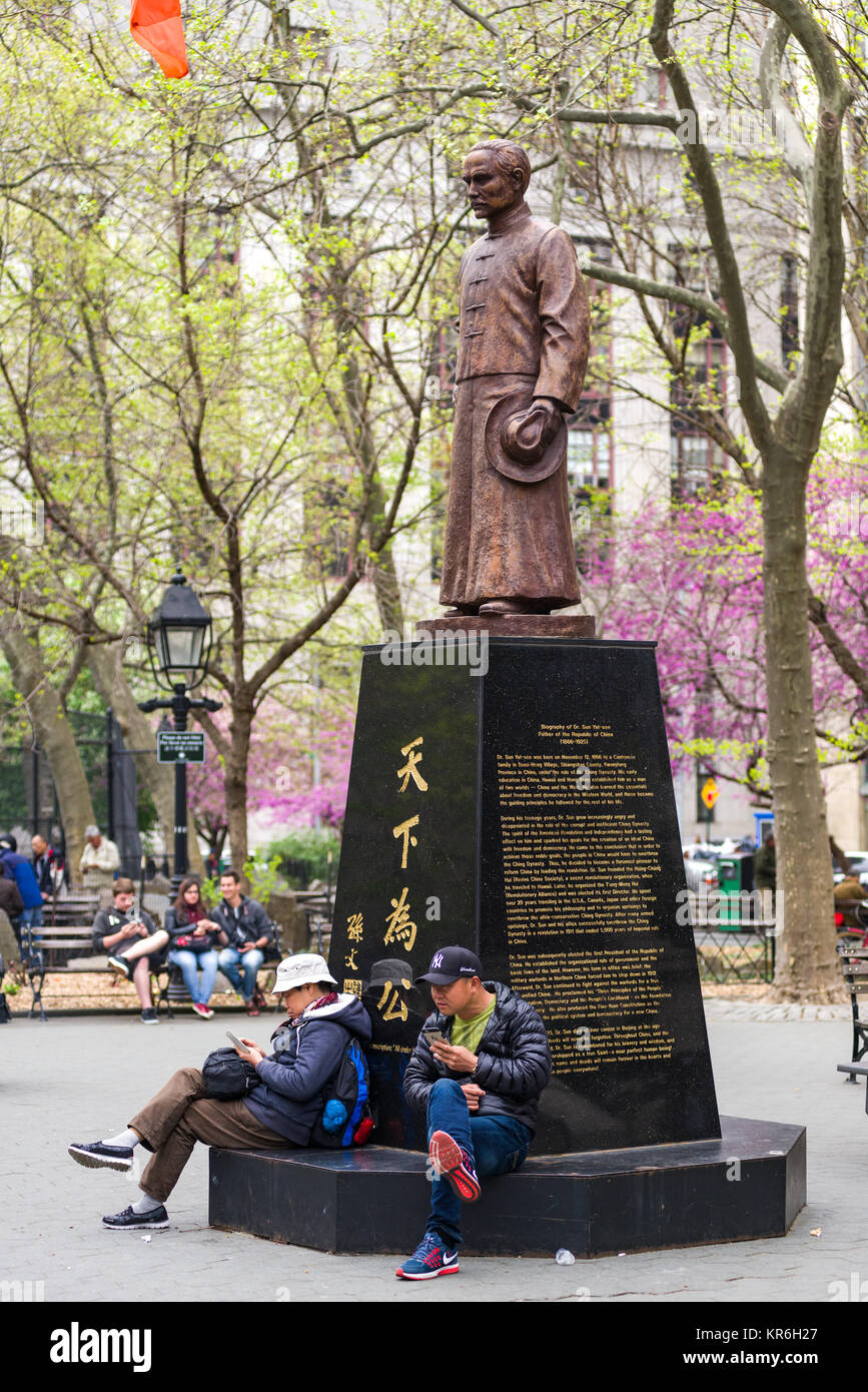 Dr. Sun Yat-sen statue monument à Columbus Park à Manhattan, les Chinois locaux peut être vu assis au pied de la statue, New York, USA Banque D'Images