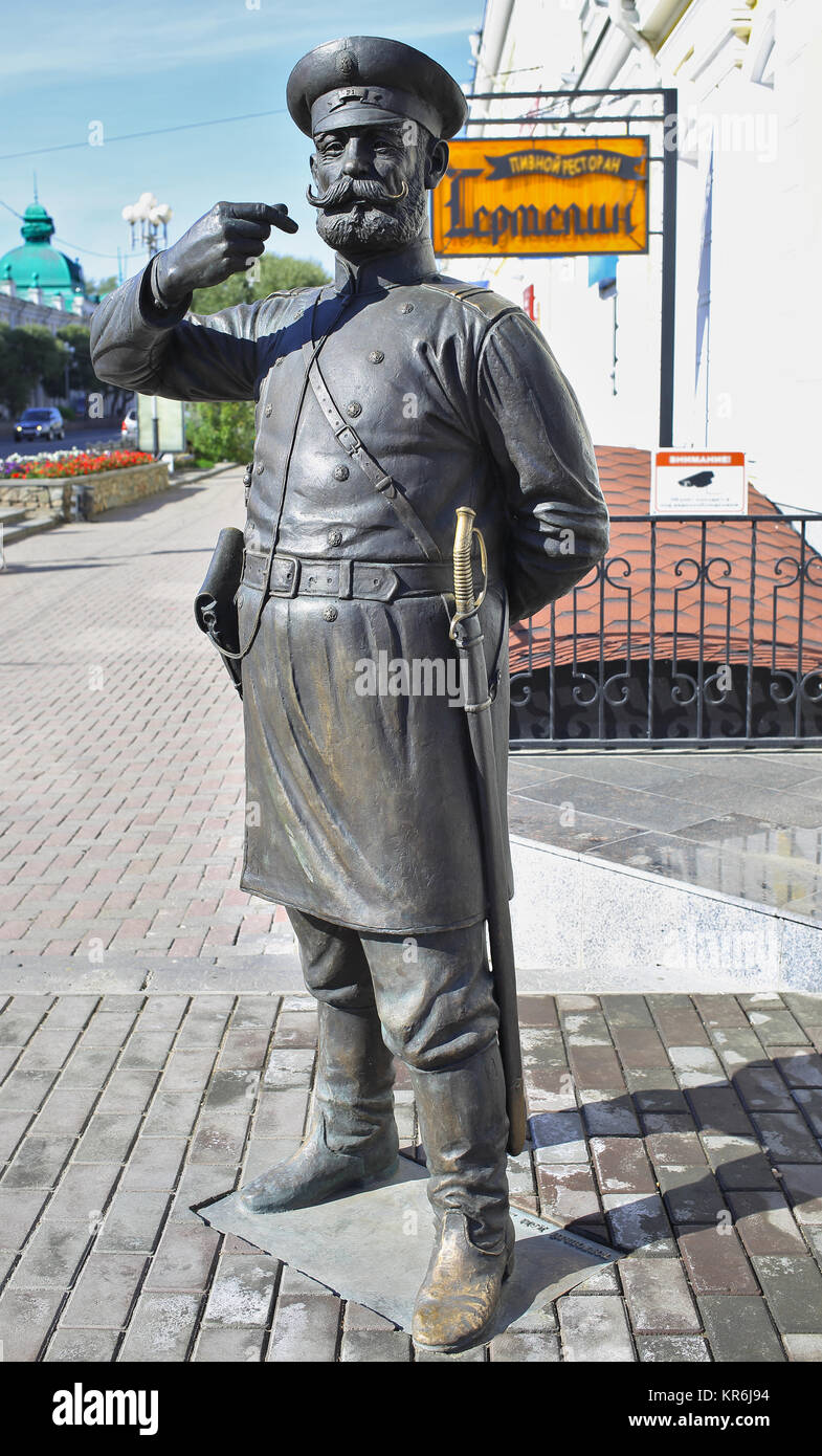 Editorial.Omsk, Russie le 06 septembre 2012 La sculpture urbaine du policier du xixe siècle sur la rue Lénine Banque D'Images