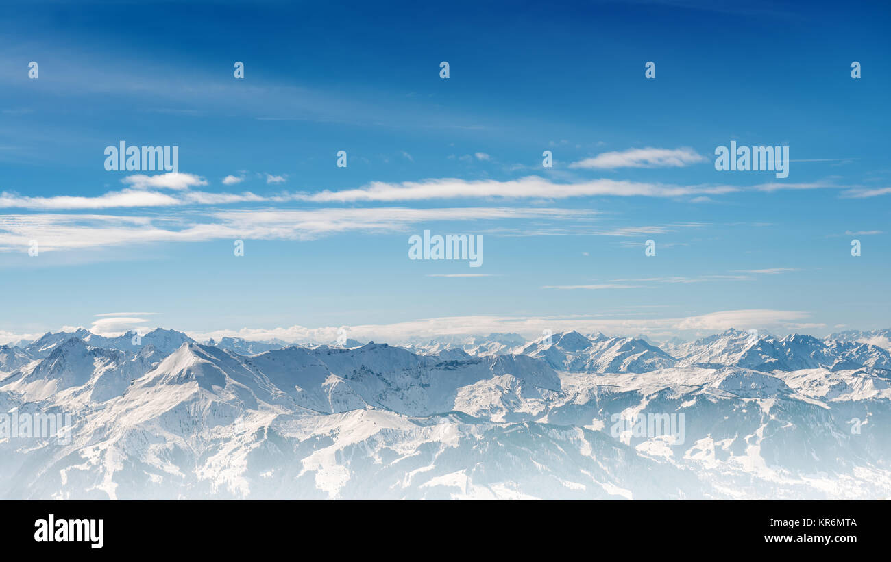 Alpes paysage dégradé bleu sur fond de ciel nuageux Banque D'Images