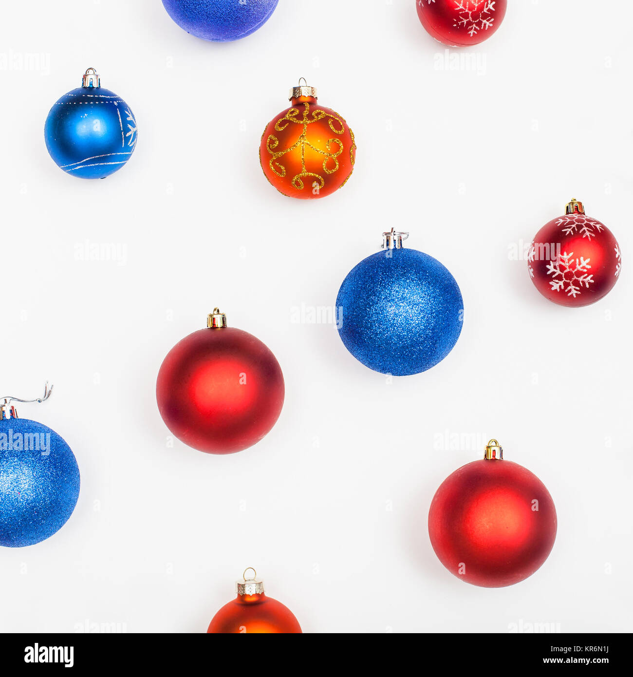 Plusieurs bleu, rouge, orange des boules de Noël sur fond blanc Banque D'Images
