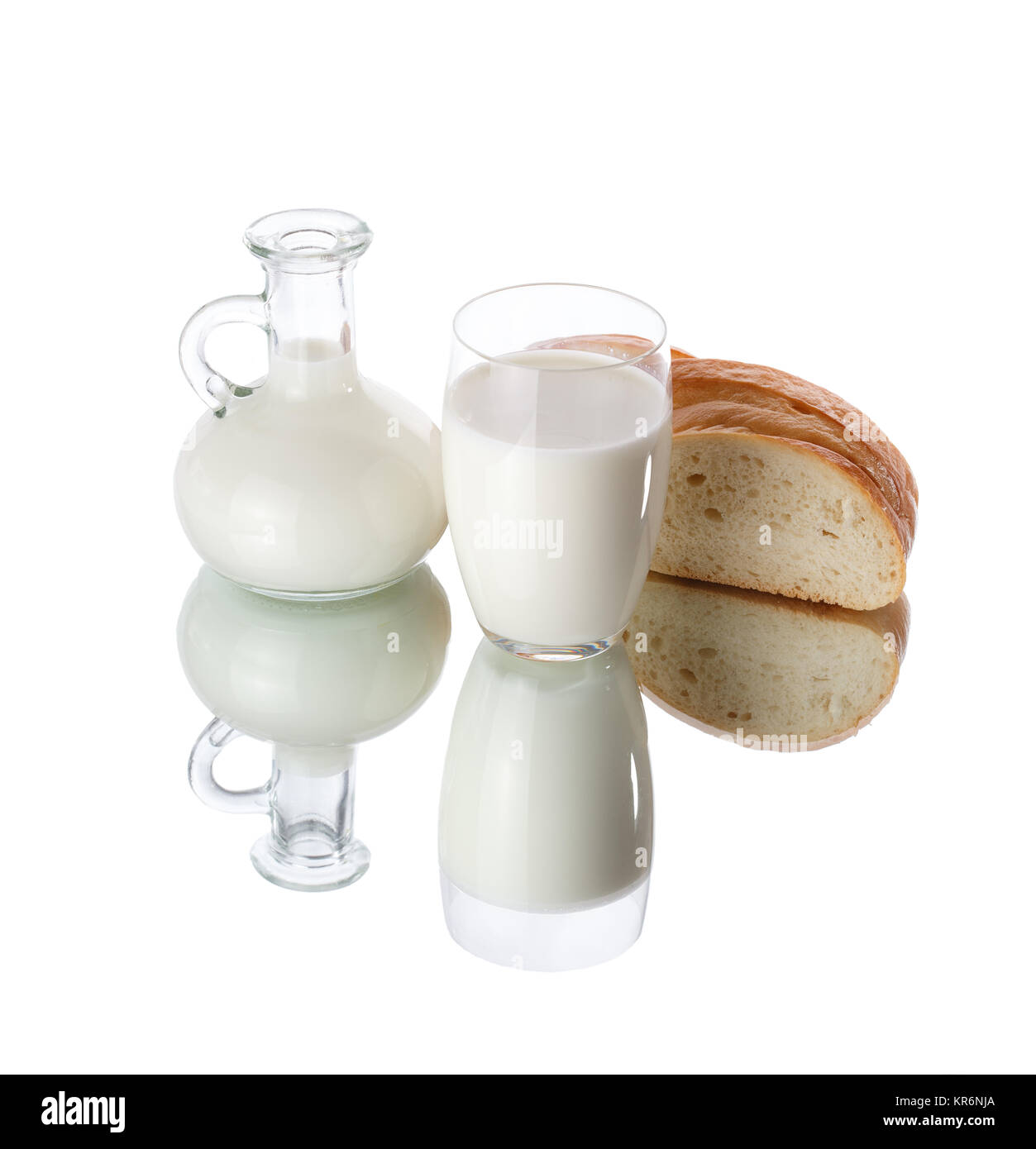 Verseuse et verre de lait avec une miche de pain isolé sur fond blanc. Banque D'Images