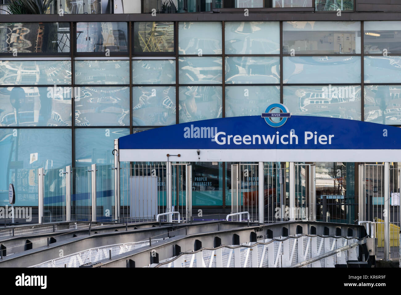 Le panneau montrant le quai de Greenwich Pier signer pour Greenwich Pier. Banque D'Images