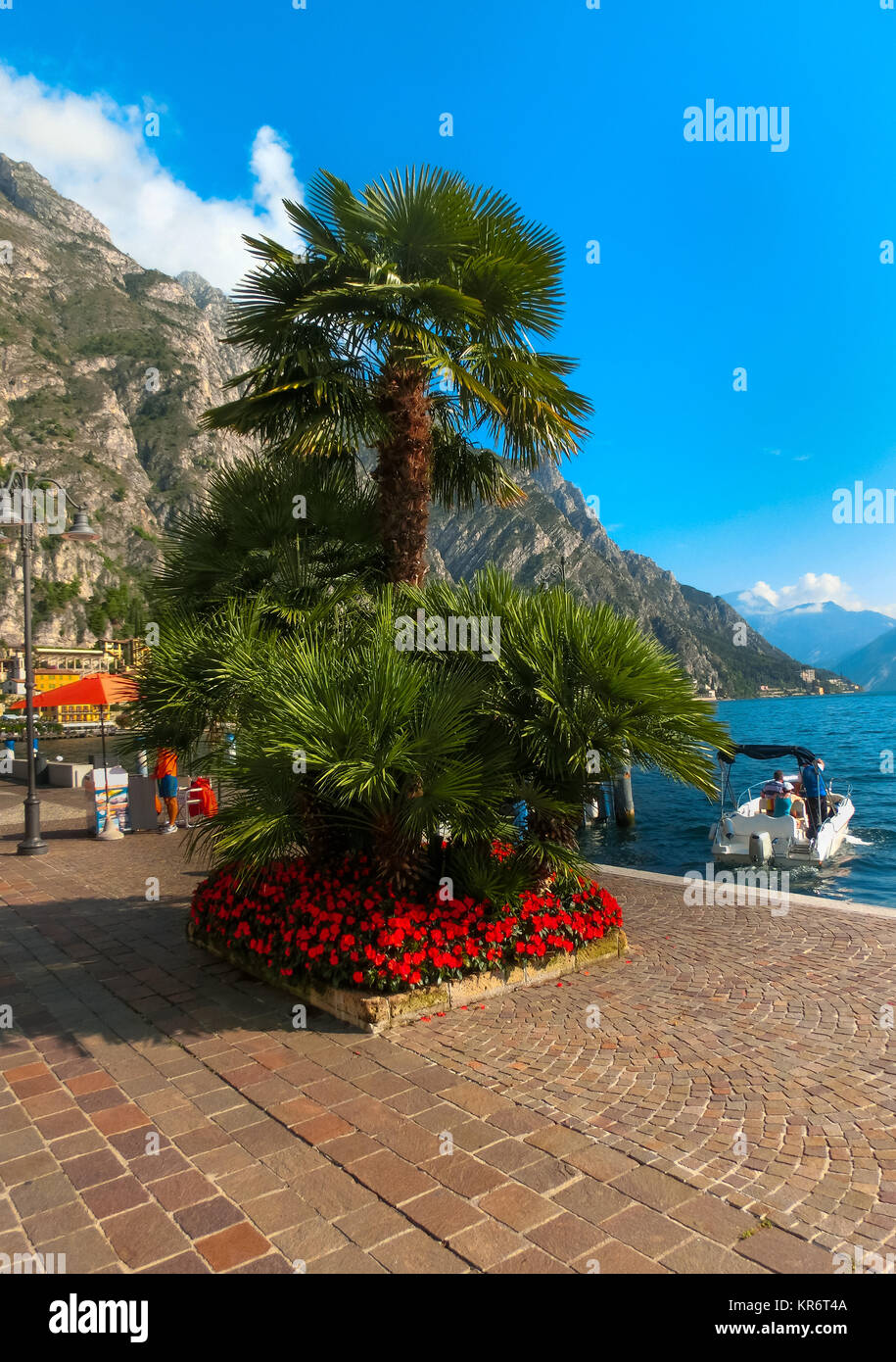 Limone sul Garda, Italie - le 21 septembre 2014 : La promenade et bateaux Banque D'Images