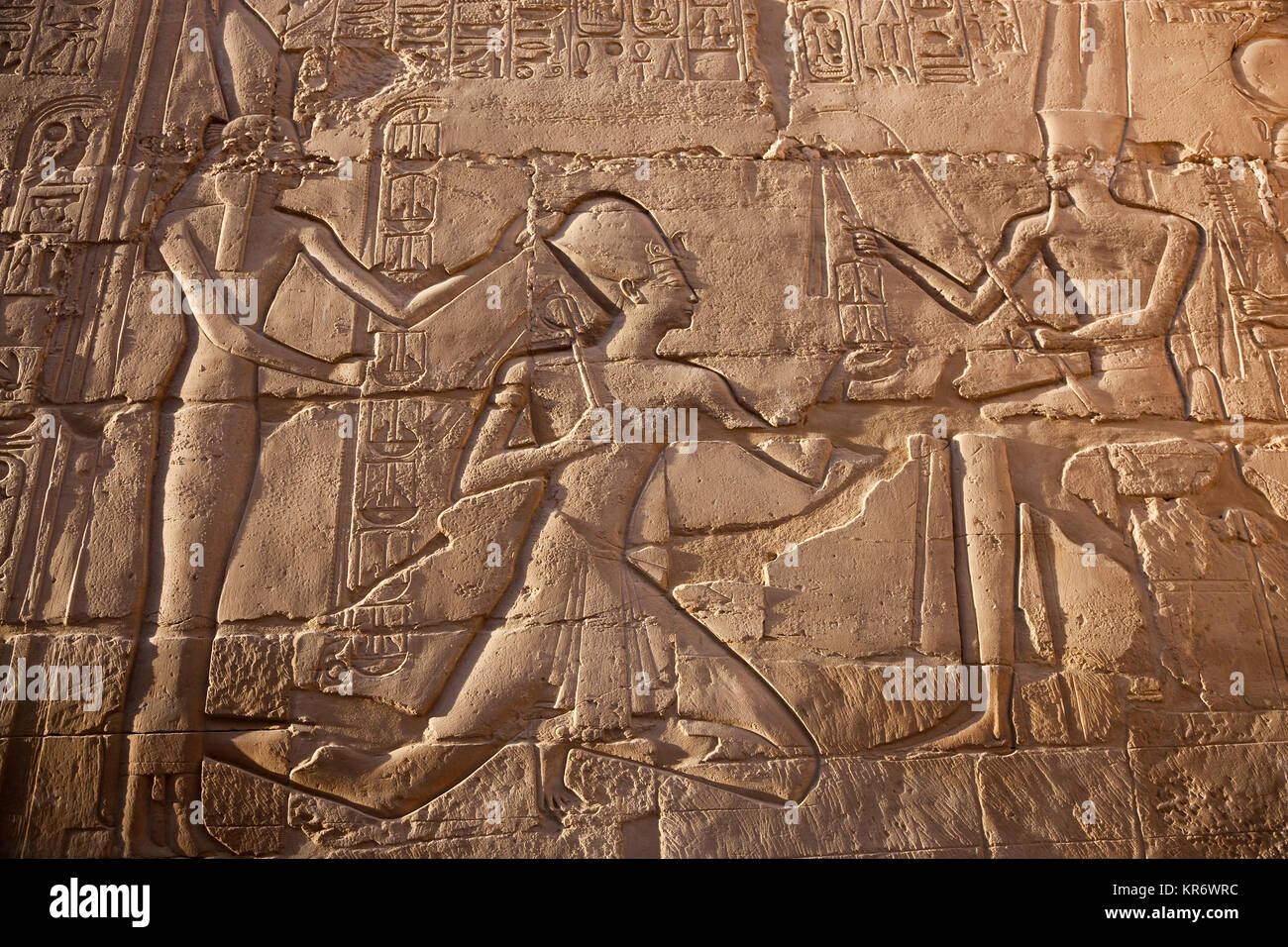 Close up de mur en pierre de l'ancienne Egypte avec bas-relief représentant le Pharaon. Banque D'Images