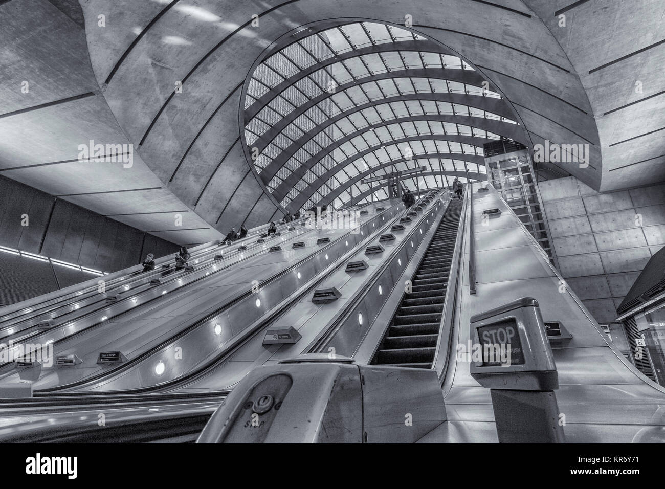 Image en noir et blanc de remontées mécaniques menant vers et depuis la station de métro Canary Wharf sur la ligne Jubilee Banque D'Images