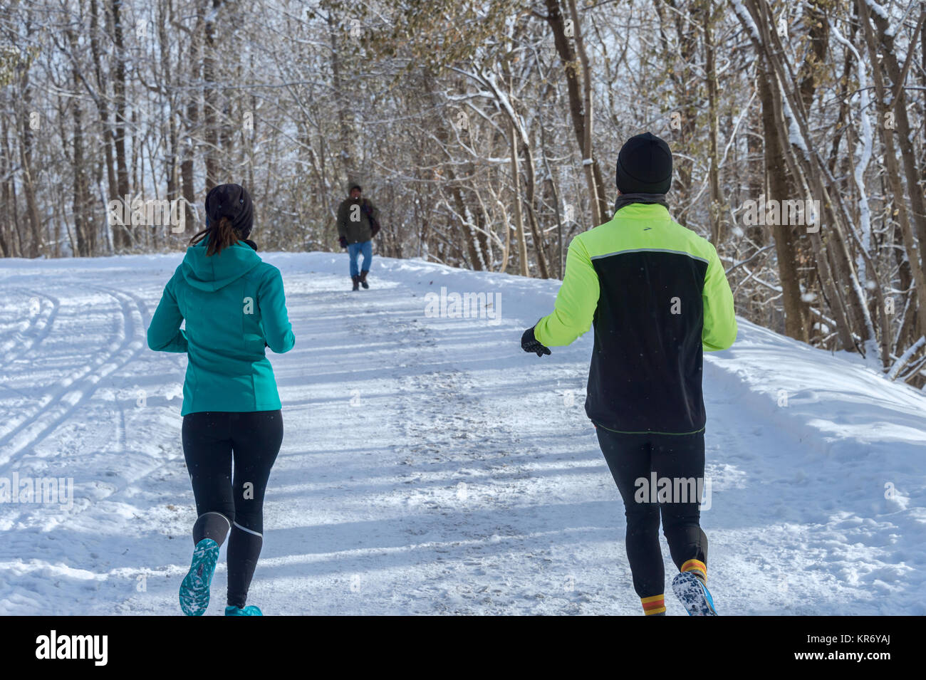 Montréal, CA - 17 décembre 2017 : Des gens courir sur la neige dans le parc du Mont Royal Banque D'Images