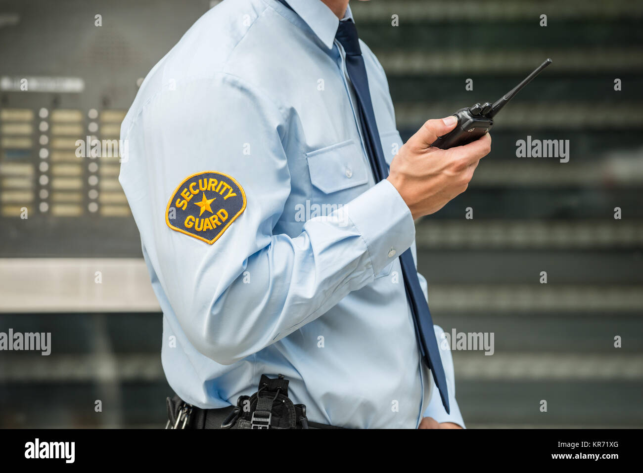 Gardien de sécurité à l'aide de talkie-walkie Banque D'Images