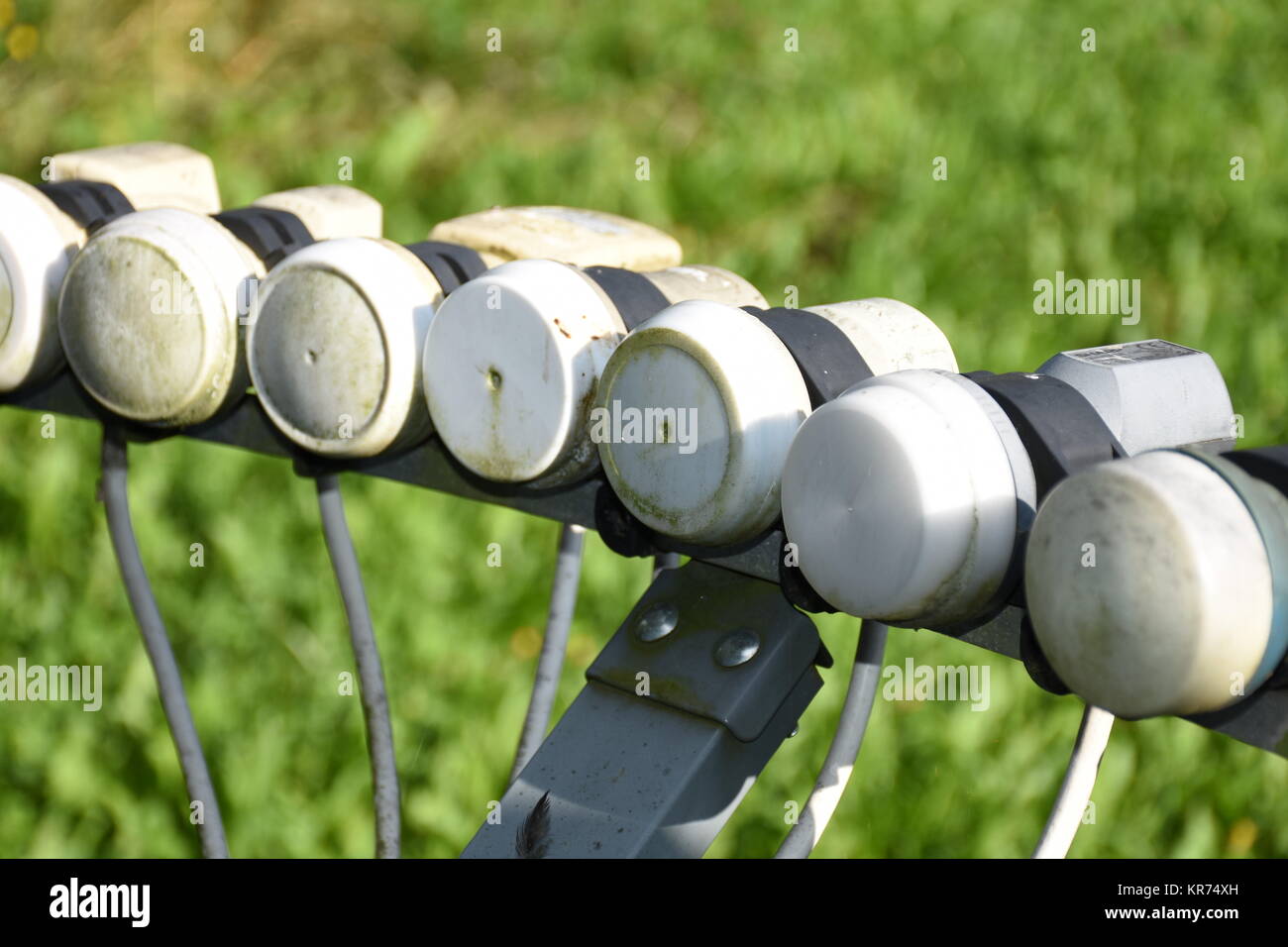 parabole satellite,parabole satellite,alimentation multiple,réception satellite multiple,lnb,lnc,convertisseur,unité de réception Banque D'Images