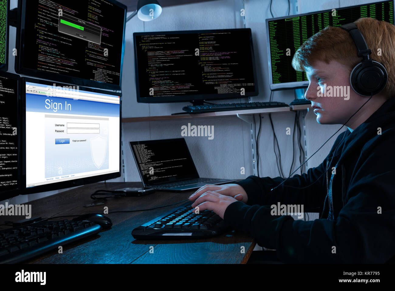 Boy Vol de données à partir de plusieurs ordinateurs Banque D'Images