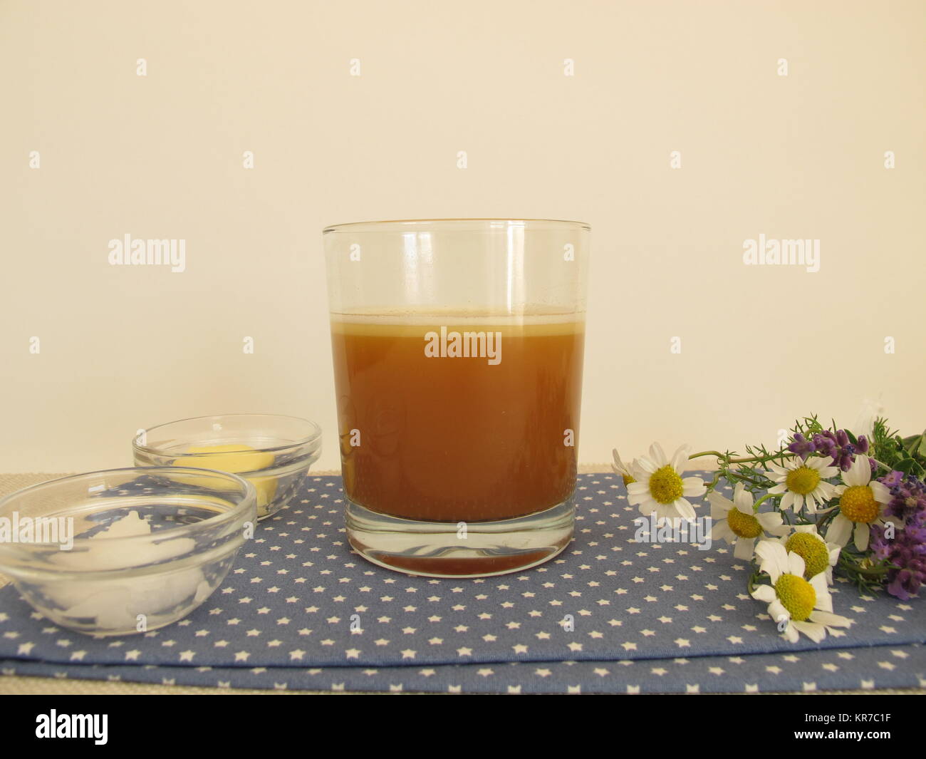 Beurre café en verre avec le beurre et l'huile de noix de coco Banque D'Images