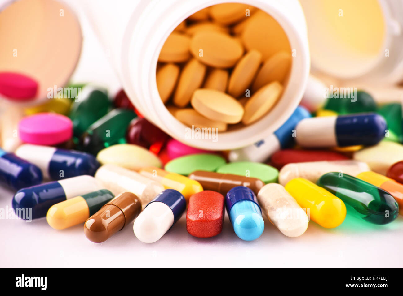 La composition avec variété de pilules de drogue et les conteneurs Banque D'Images