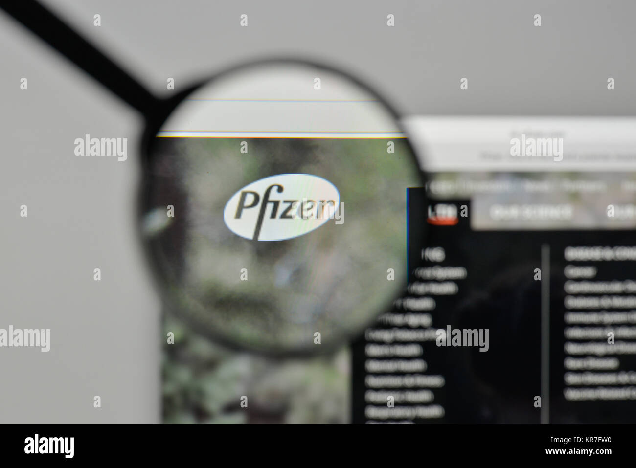 Milan, Italie - 1 novembre, 2017 : Pfizer logo sur la page d'accueil du site. Banque D'Images