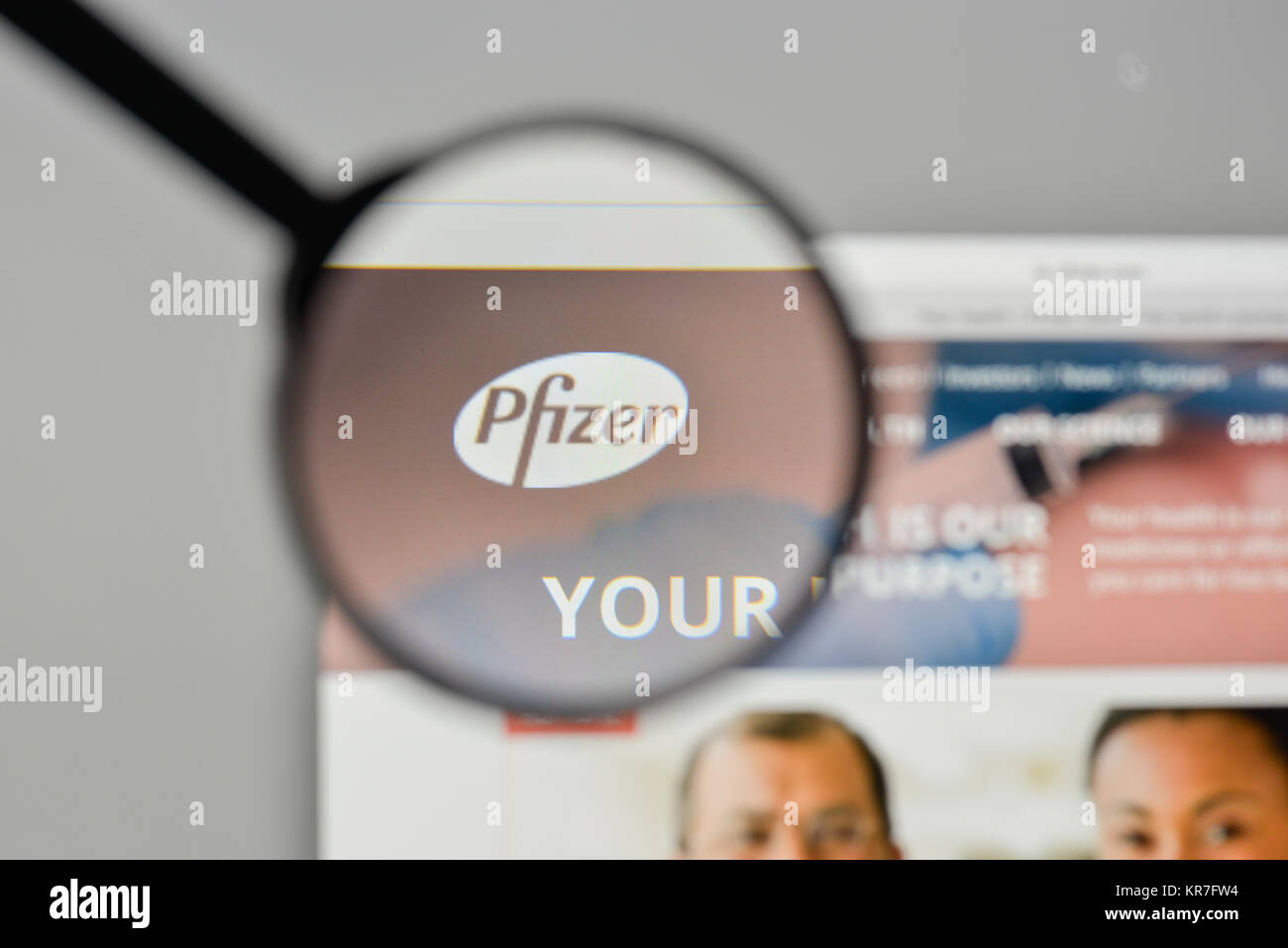 Milan, Italie - 1 novembre, 2017 : Pfizer logo sur la page d'accueil du site. Banque D'Images