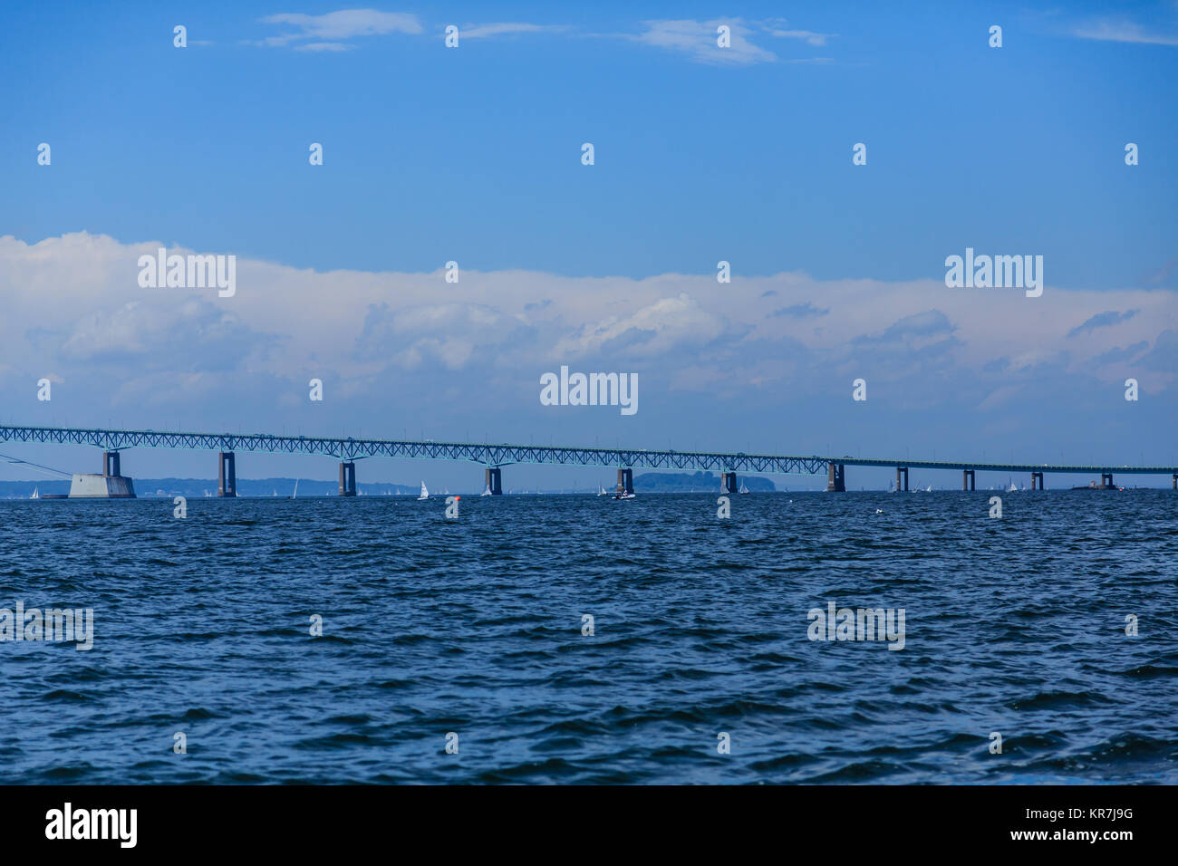 L'espace de pont au-dessus de l'eau bleu acier Banque D'Images