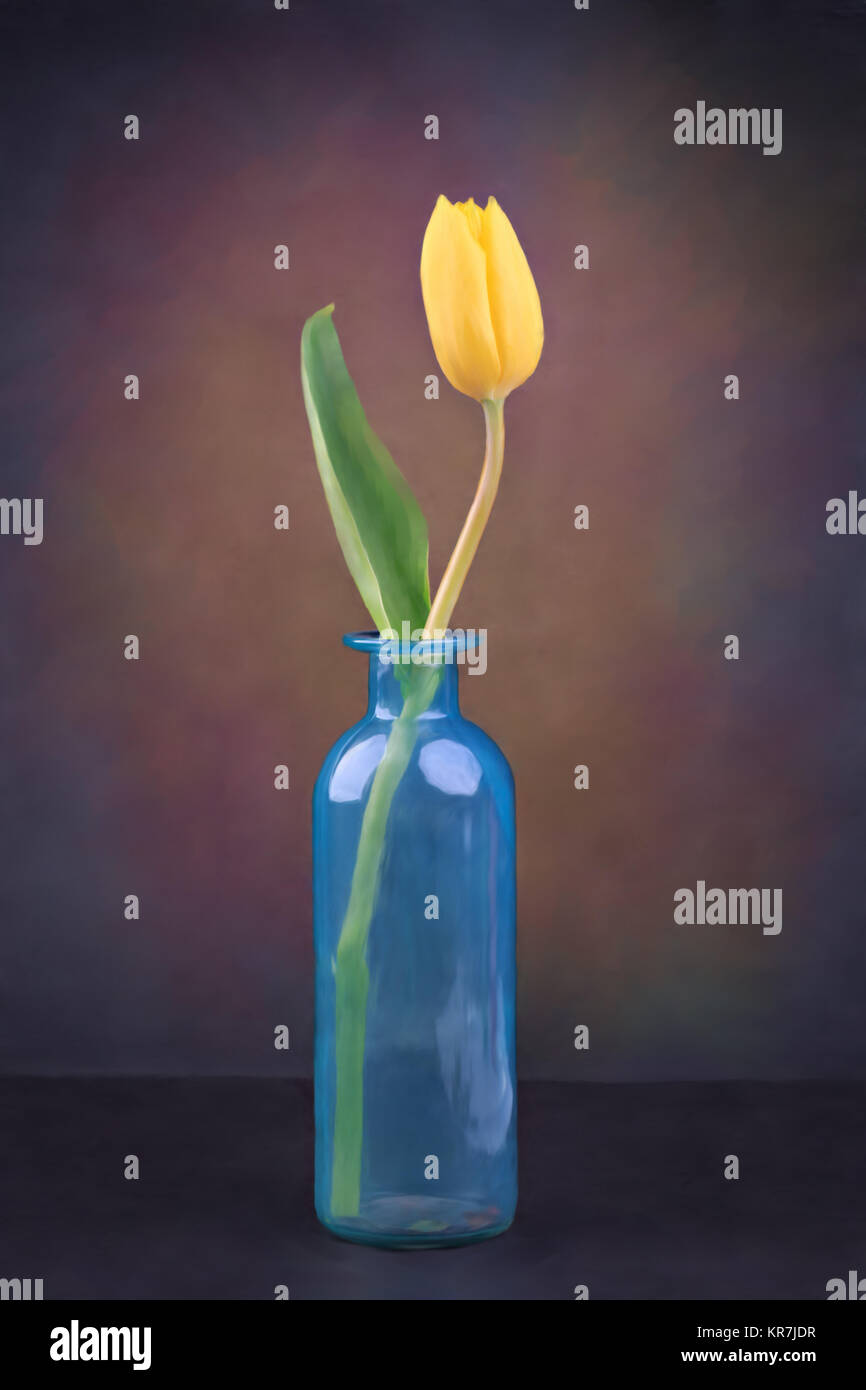 Une tulipe fleur dans un vase sur la table, une photographie à l'effet de filtre à peinture Banque D'Images