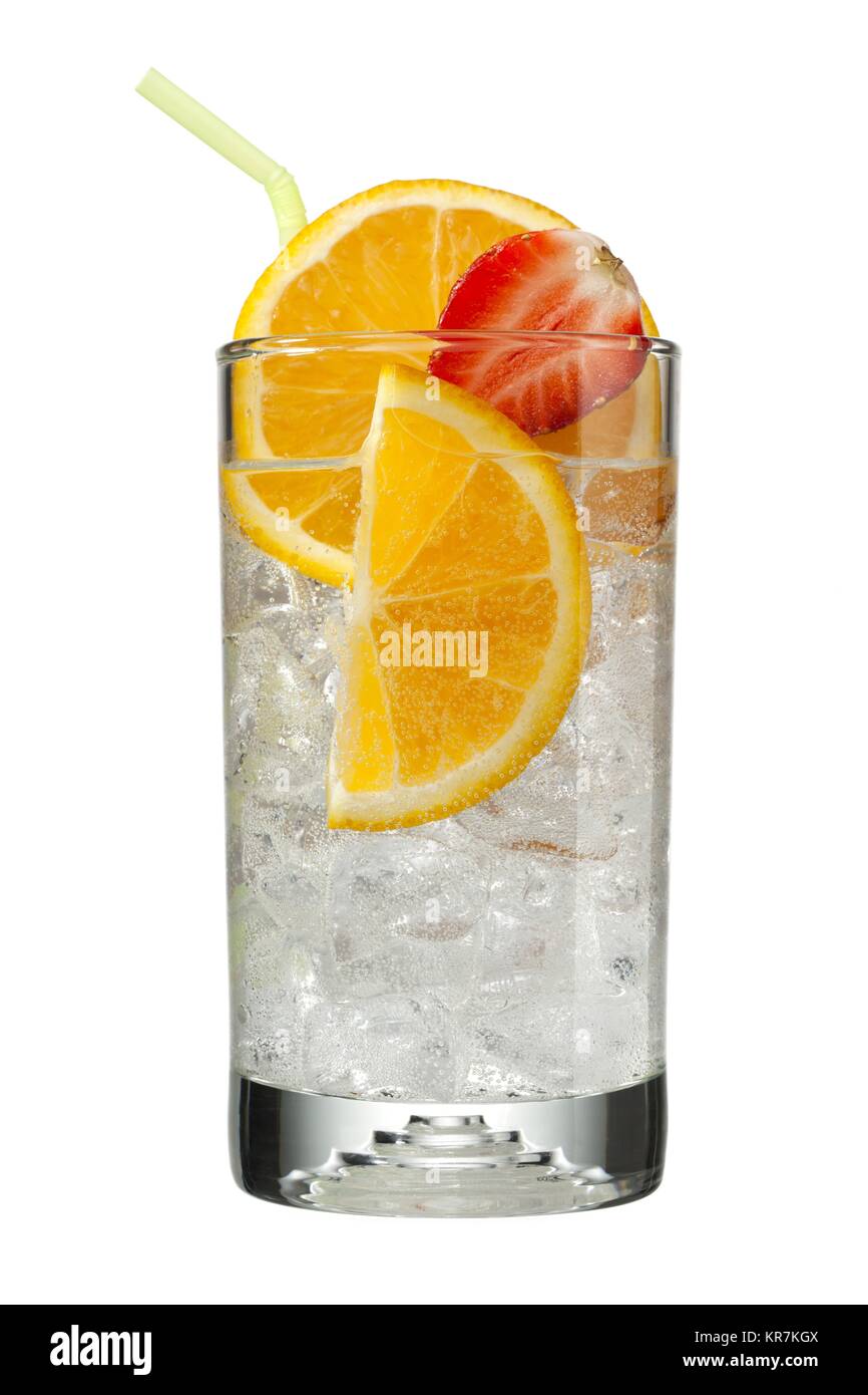 Avis de tranches d'orange et de fraise dans le verre rempli de glaçons Banque D'Images