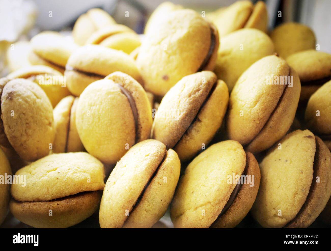 Détail de nombreux Lady's Kisses (baci di dama) biscuits traditionnels de l'italien Banque D'Images