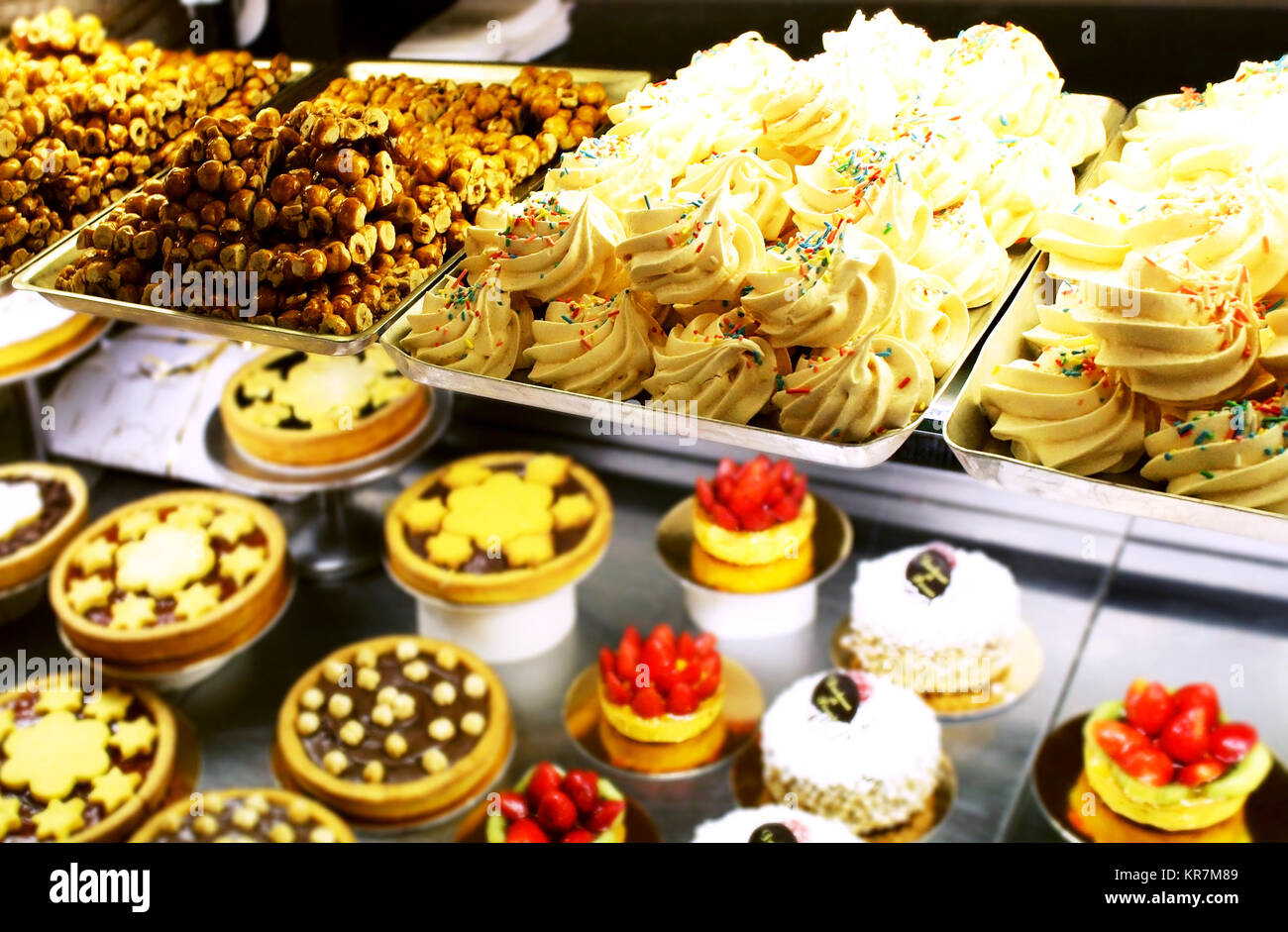 Une variété de pâtisseries colorés, halzenuts caramélisées et gâteaux Banque D'Images
