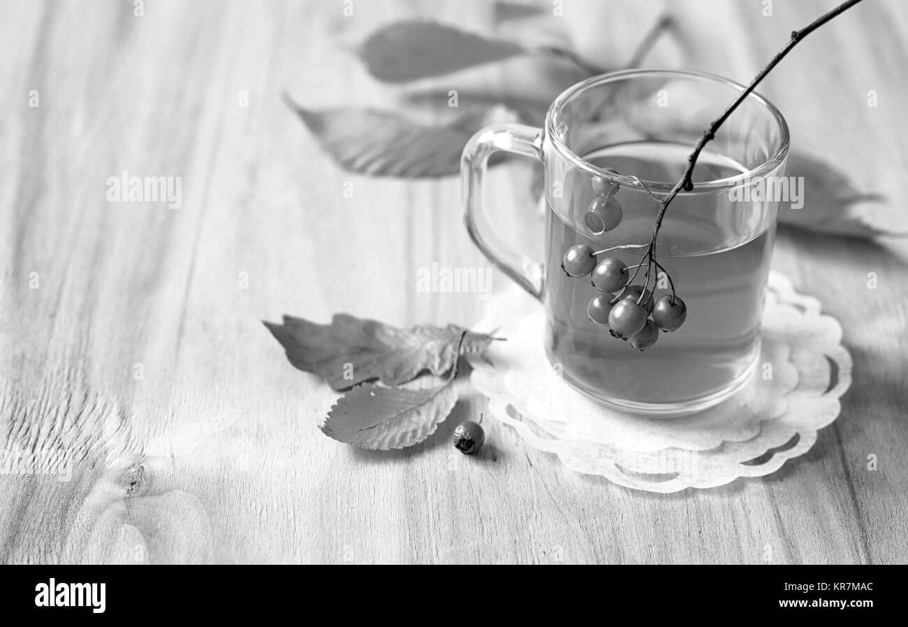 Du thé dans une tasse en verre sur une table en bois Banque D'Images