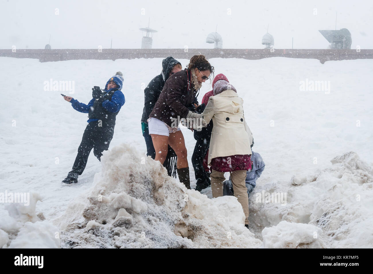 Jouer les touristes pendant une tempête de neige inattendue jeu en mai, 4610 ,, Colorado, USA, Amérique du Nord, États-Unis Banque D'Images