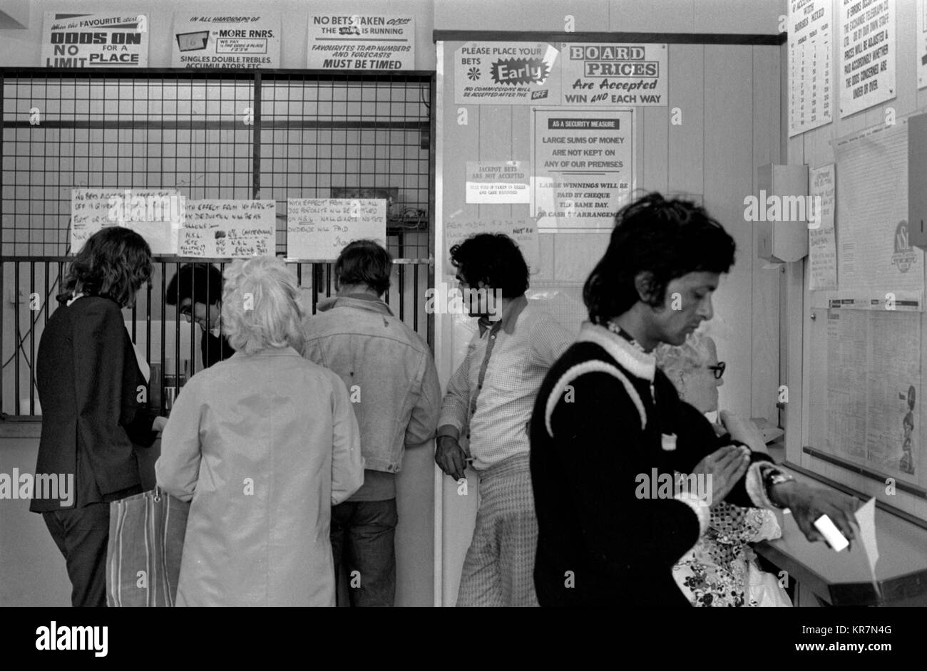 Gambling UK Bookmakers, bureau de Paris des années 70, les gens de l'intérieur de placer ses paris 1970 Angleterre HOMER SYKES Banque D'Images