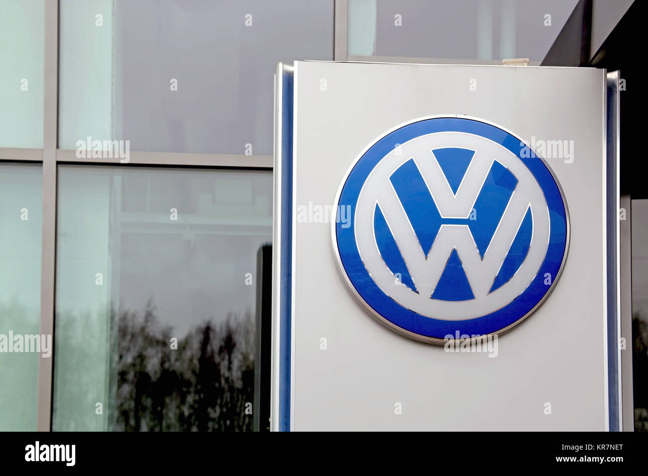 TURKU, FINLANDE - le 23 février 2014 : Volkswagen signe en face d'un bâtiment. Le projet de vente de camions suédois Scania géant de Volkswagen est la pendaison je Banque D'Images