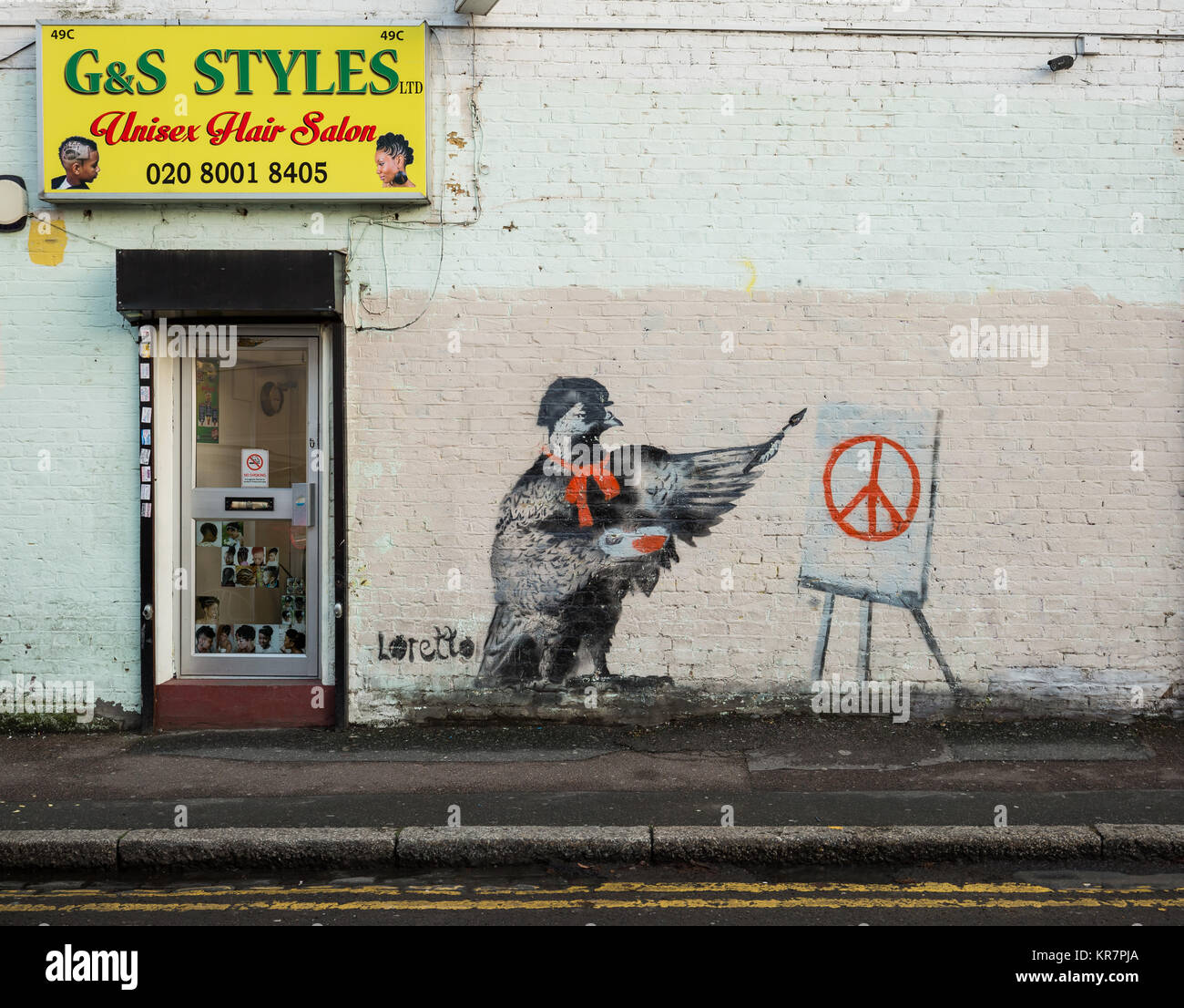 Peinture artiste Pigeon CND / Interdire le symbole bombe dans le nord-est de Londres. Artwork par Loretto a Londres, l'artiste graffiti urbain. Banque D'Images