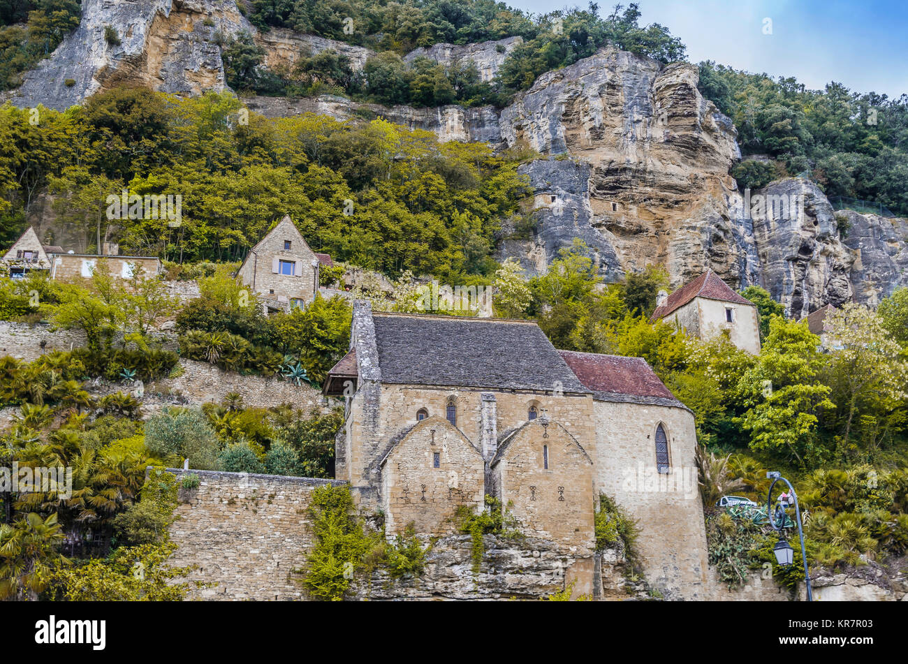 Dans la région française d'Aquitaine dans le département de la Dordogne est le village de la roque gageac, situé au pied d'une falaise et perché sur elle. Banque D'Images