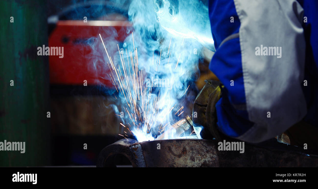 Serrurier de soudage dans l'industrie métal factory Banque D'Images